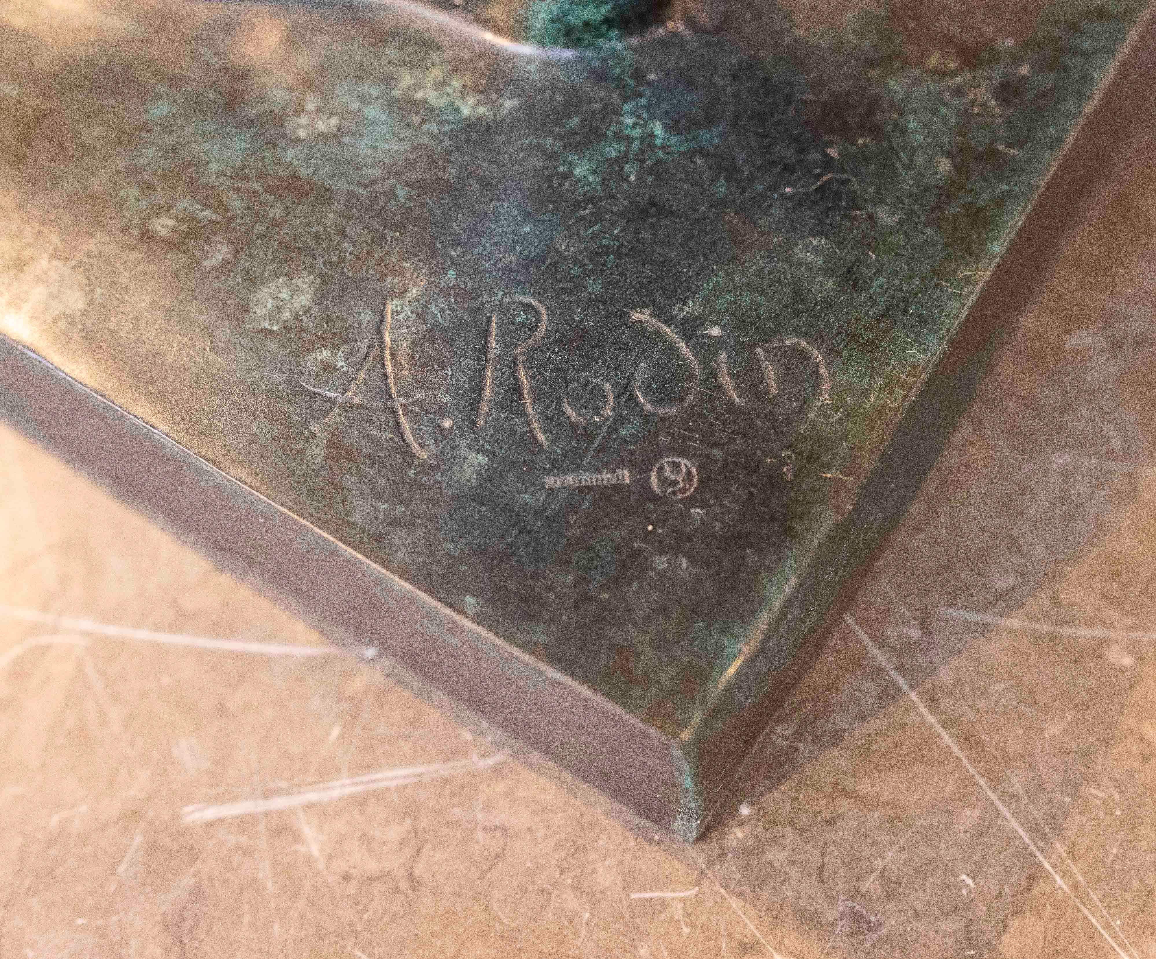 Scultura in bronzo di un uomo nudo degli anni '70, firmata. in vendita 4
