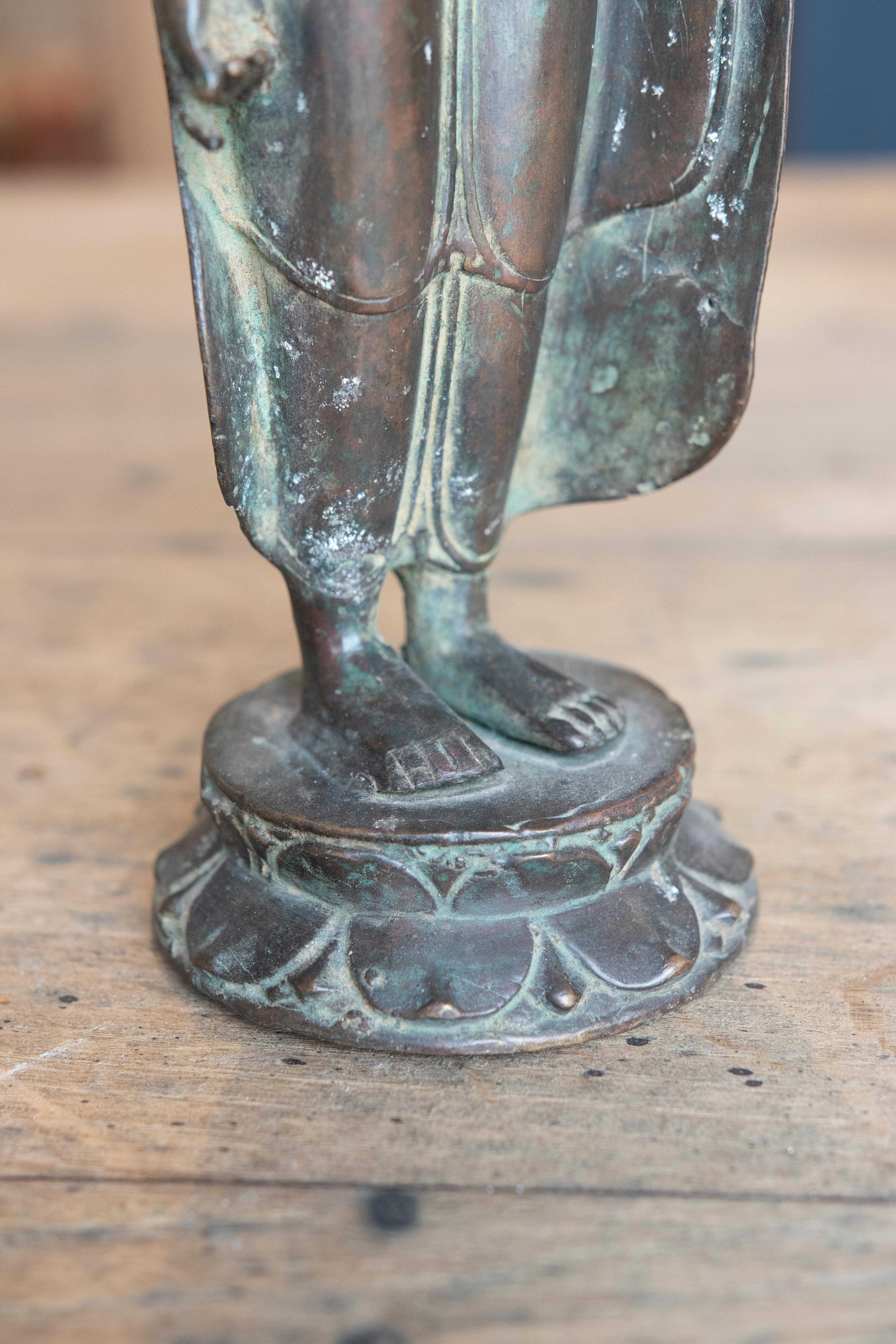 Bronzeskulptur eines stehenden Buddha aus den 1970er Jahren auf einem Lotusblumensockel  im Angebot 6