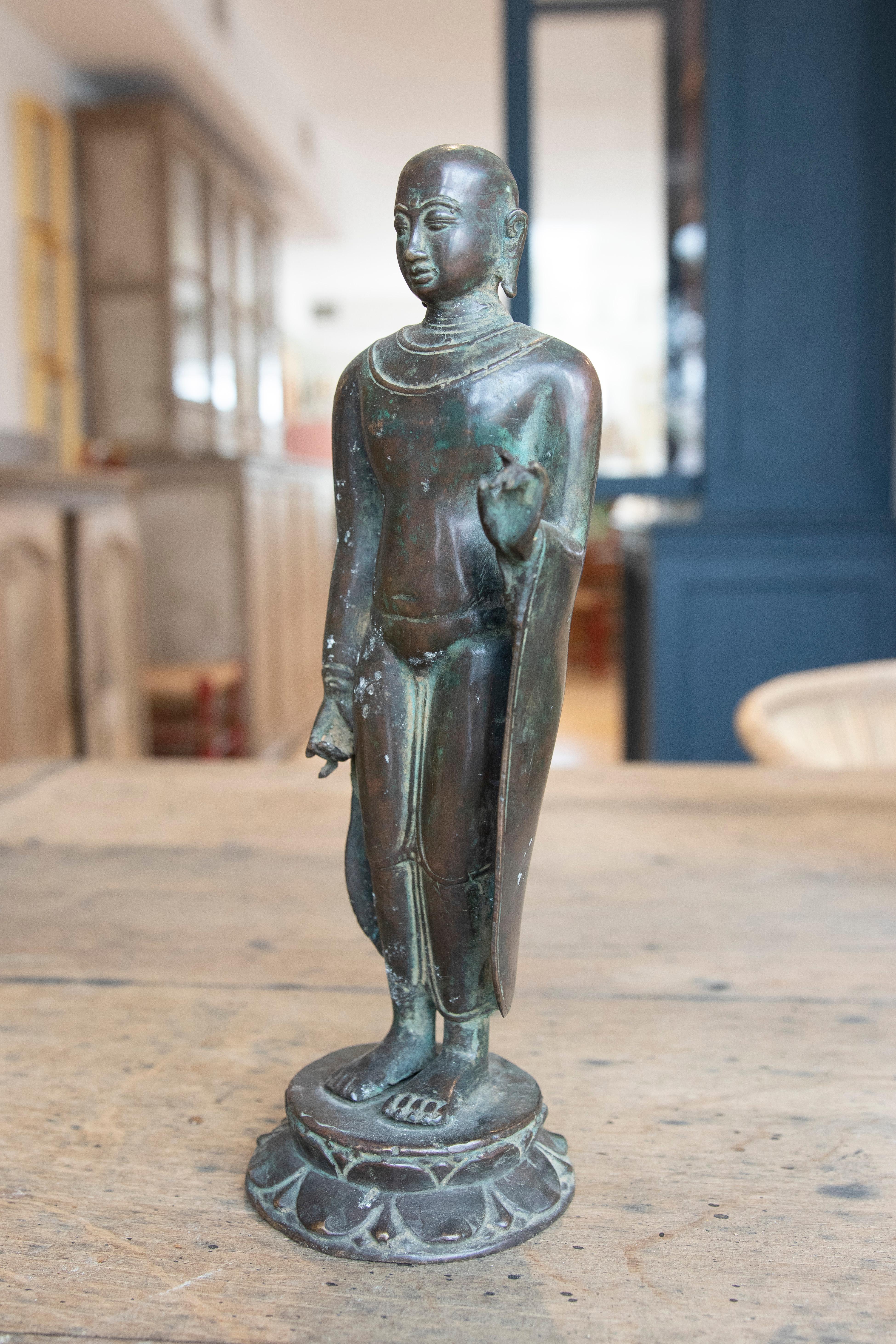 Scultura in bronzo del 1970 raffigurante un Buddha in piedi su una base di fiori di loto 