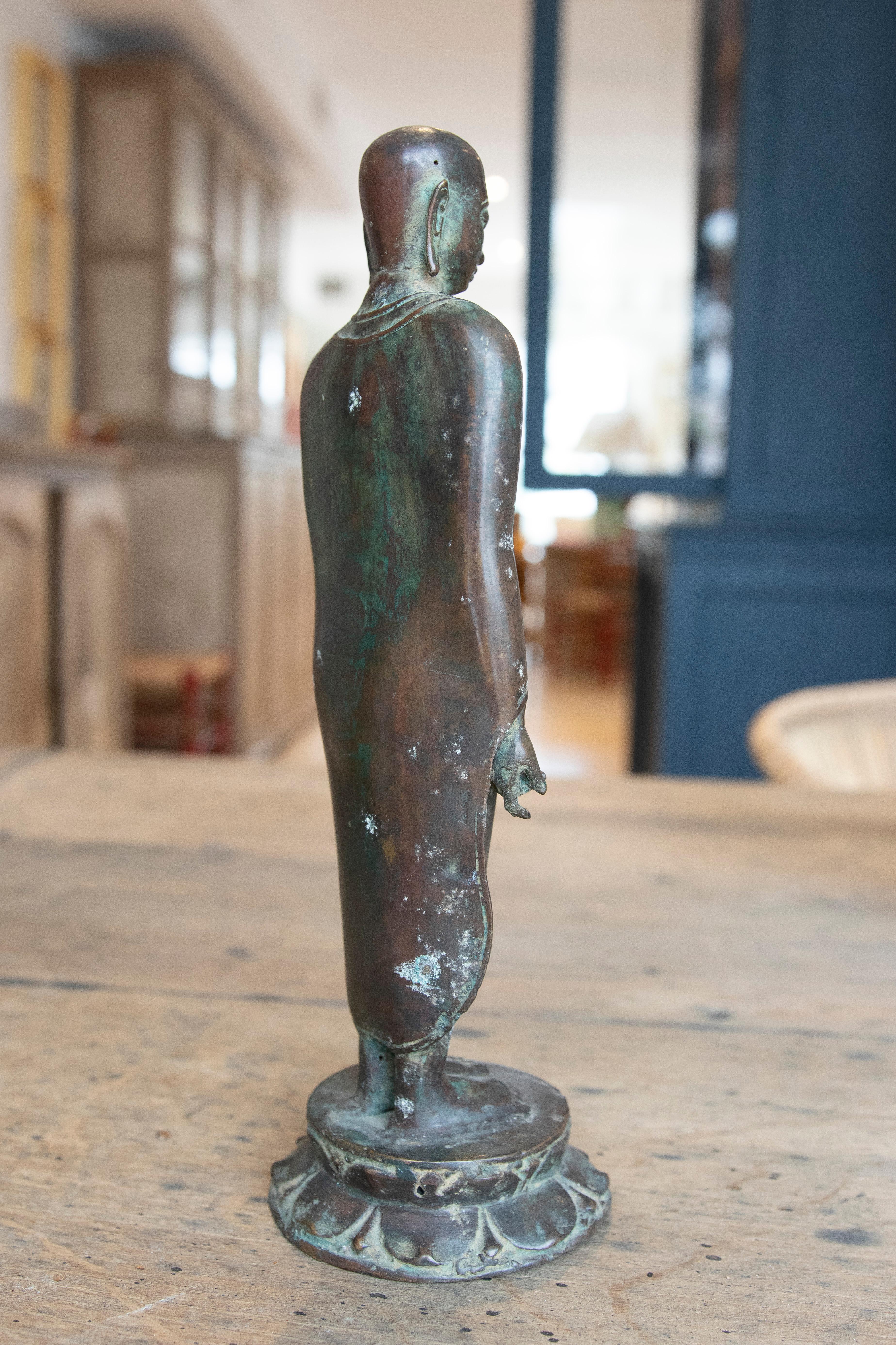 Bronzo Scultura in bronzo del 1970 raffigurante un Buddha in piedi su una base di fiori di loto in vendita