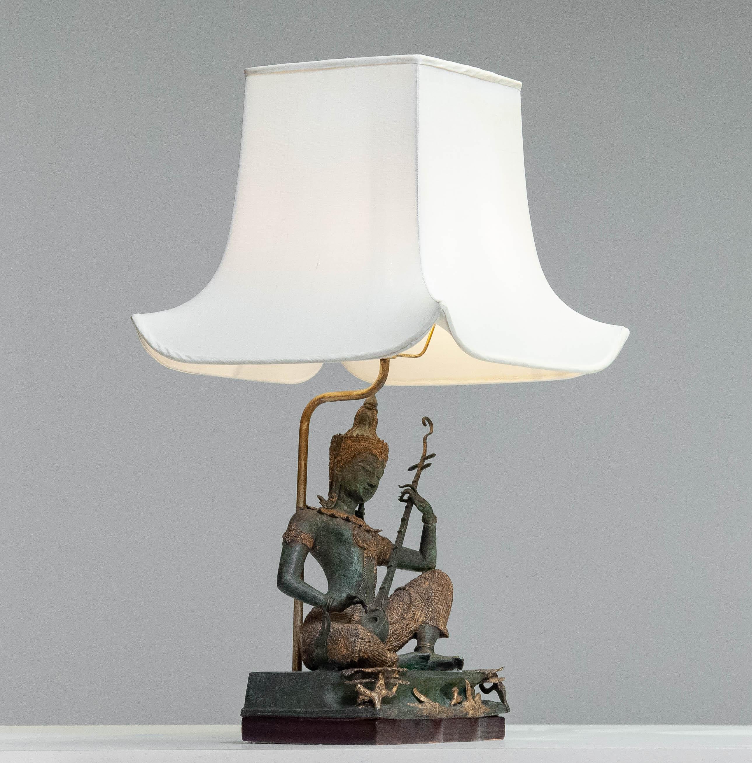 Fine XX secolo Lampada da tavolo in bronzo di ispirazione tailandese degli anni '70 in vendita