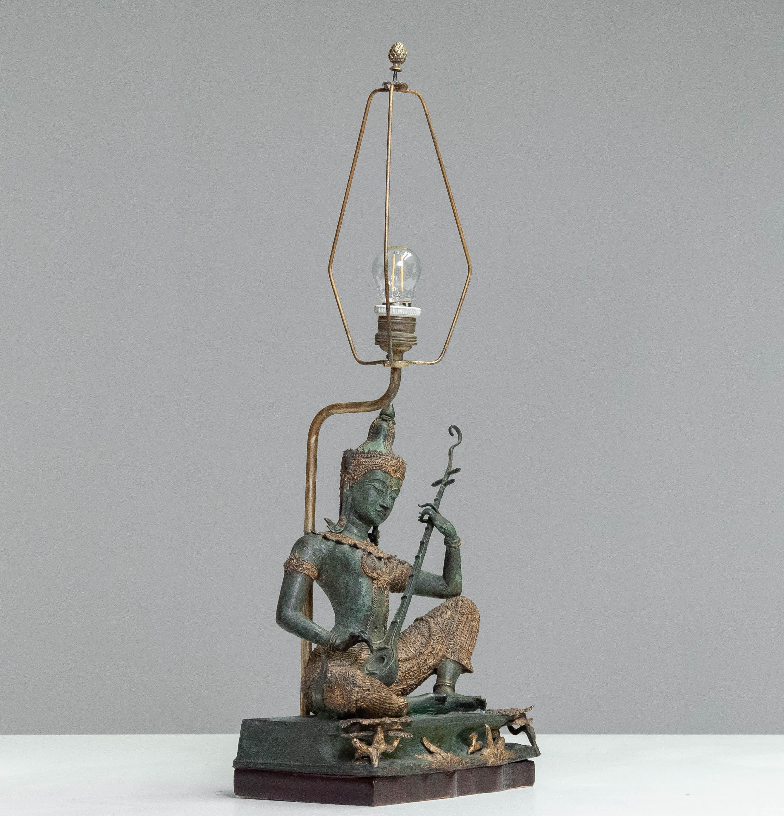 Lampada da tavolo in bronzo di ispirazione tailandese degli anni '70 in vendita 1