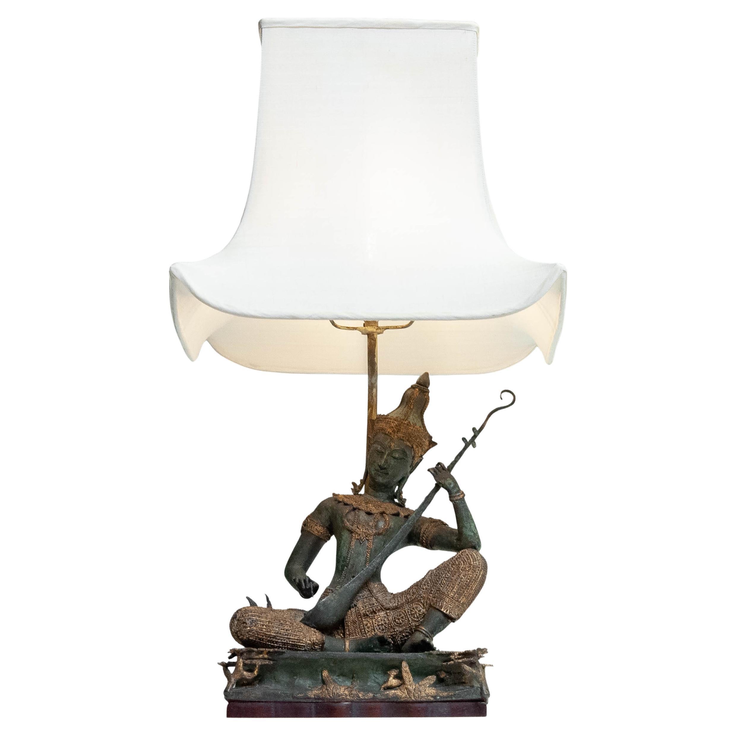 Lampada da tavolo in bronzo di ispirazione tailandese degli anni '70 in vendita