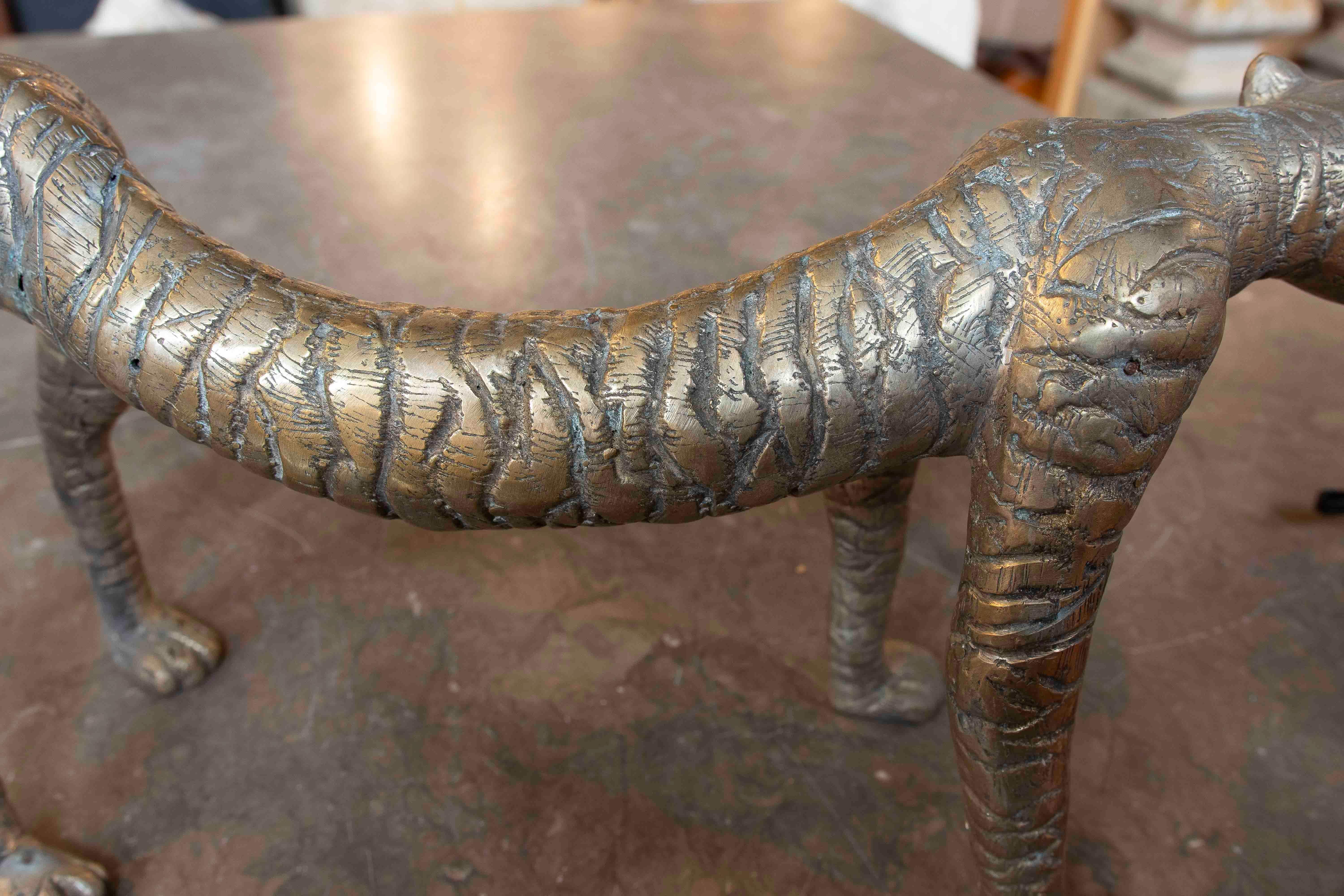 Scultura di tigre in bronzo del 1970 con finitura oro opaco in vendita 4