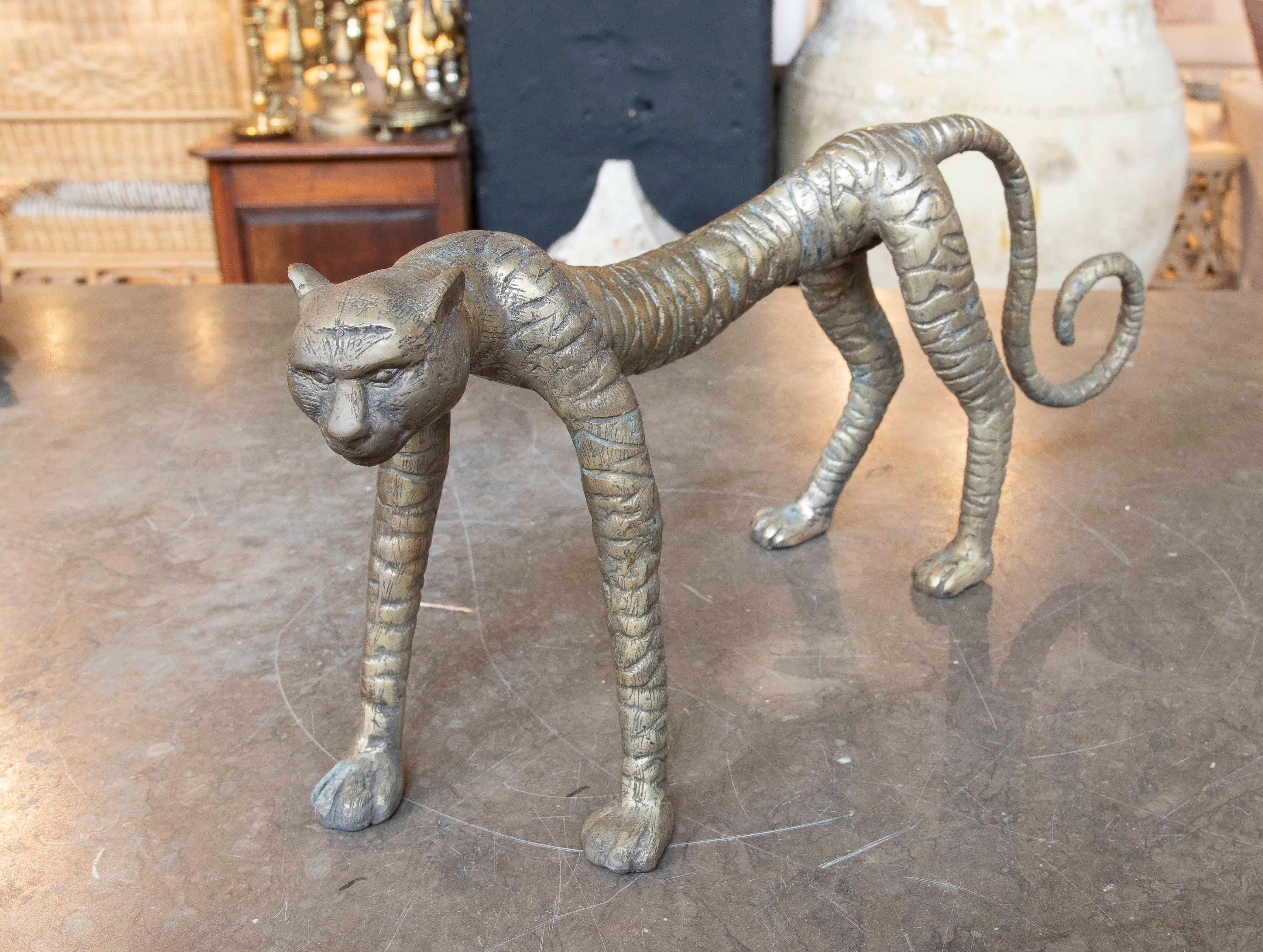 Scultura di tigre in bronzo del 1970 con finitura oro opaco 