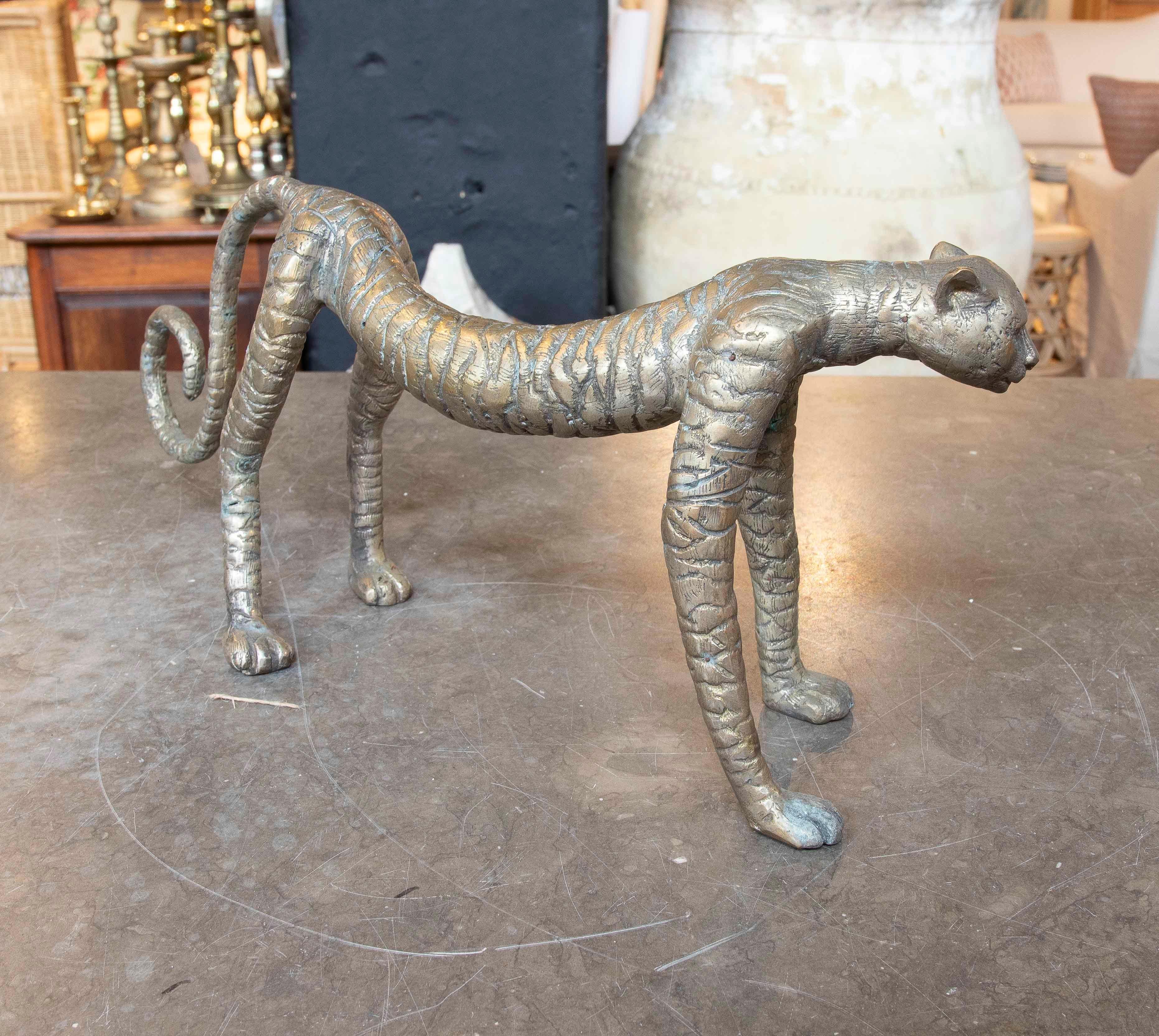 Europeo Scultura di tigre in bronzo del 1970 con finitura oro opaco in vendita