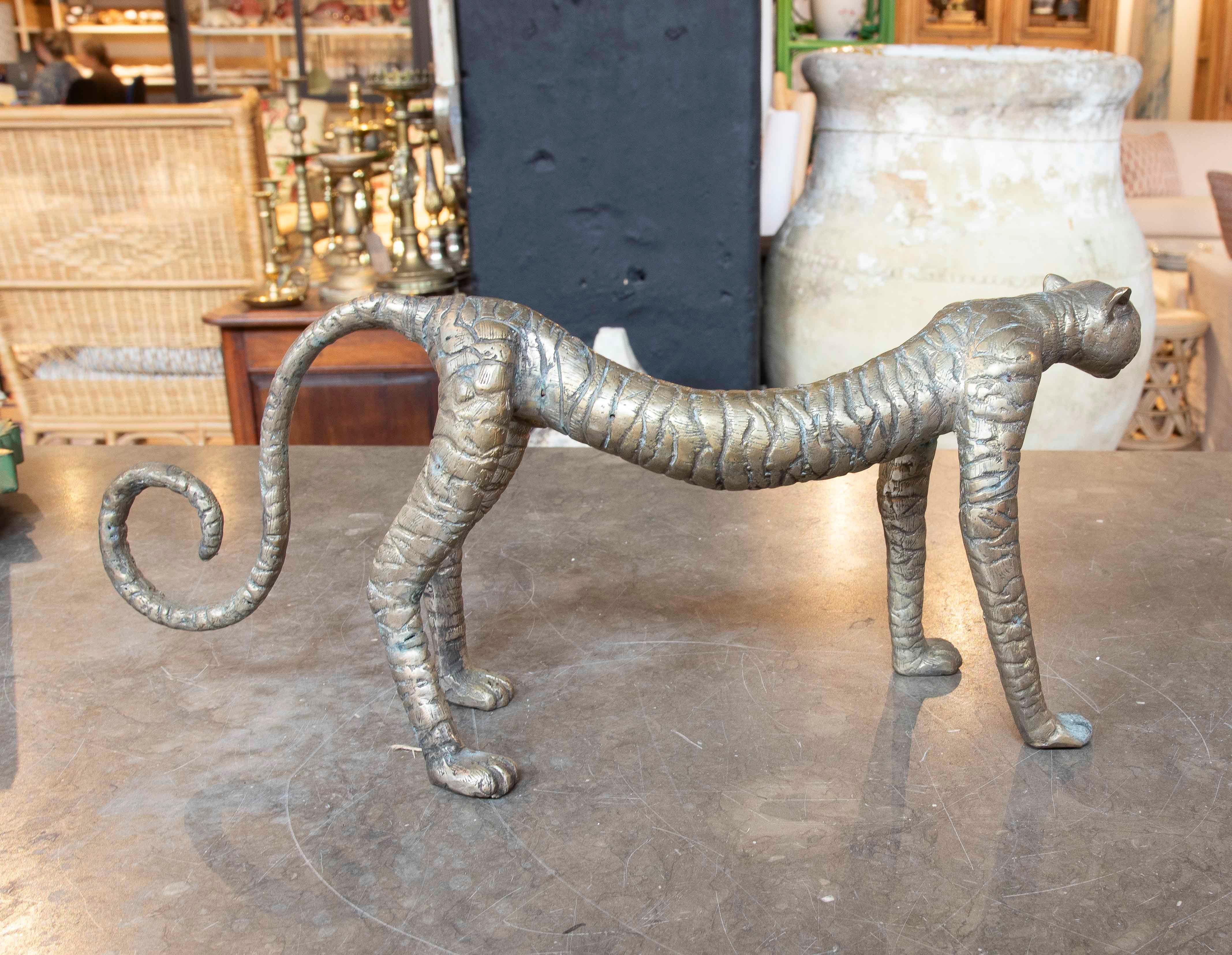 Scultura di tigre in bronzo del 1970 con finitura oro opaco In condizioni buone in vendita a Marbella, ES