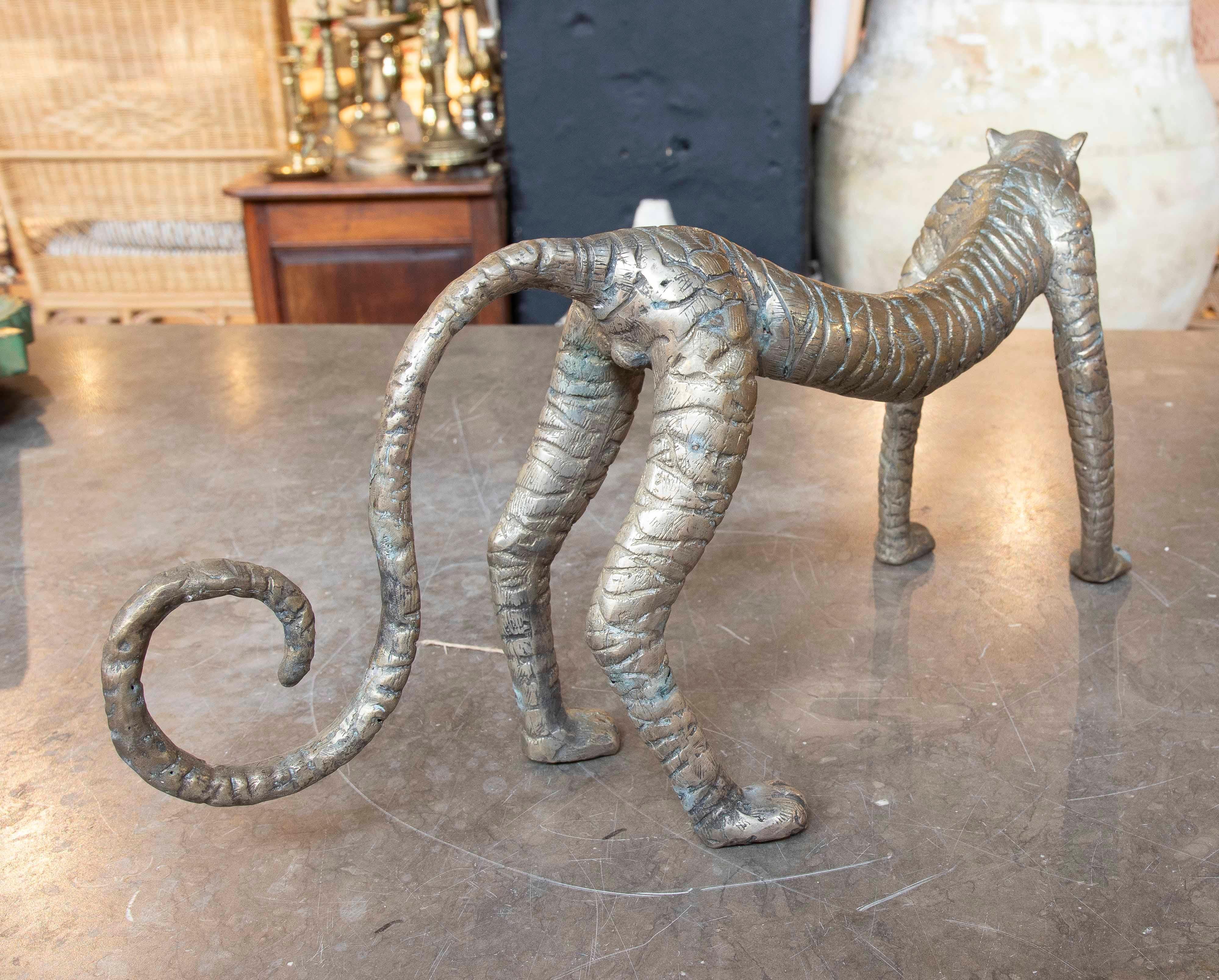 XX secolo Scultura di tigre in bronzo del 1970 con finitura oro opaco in vendita