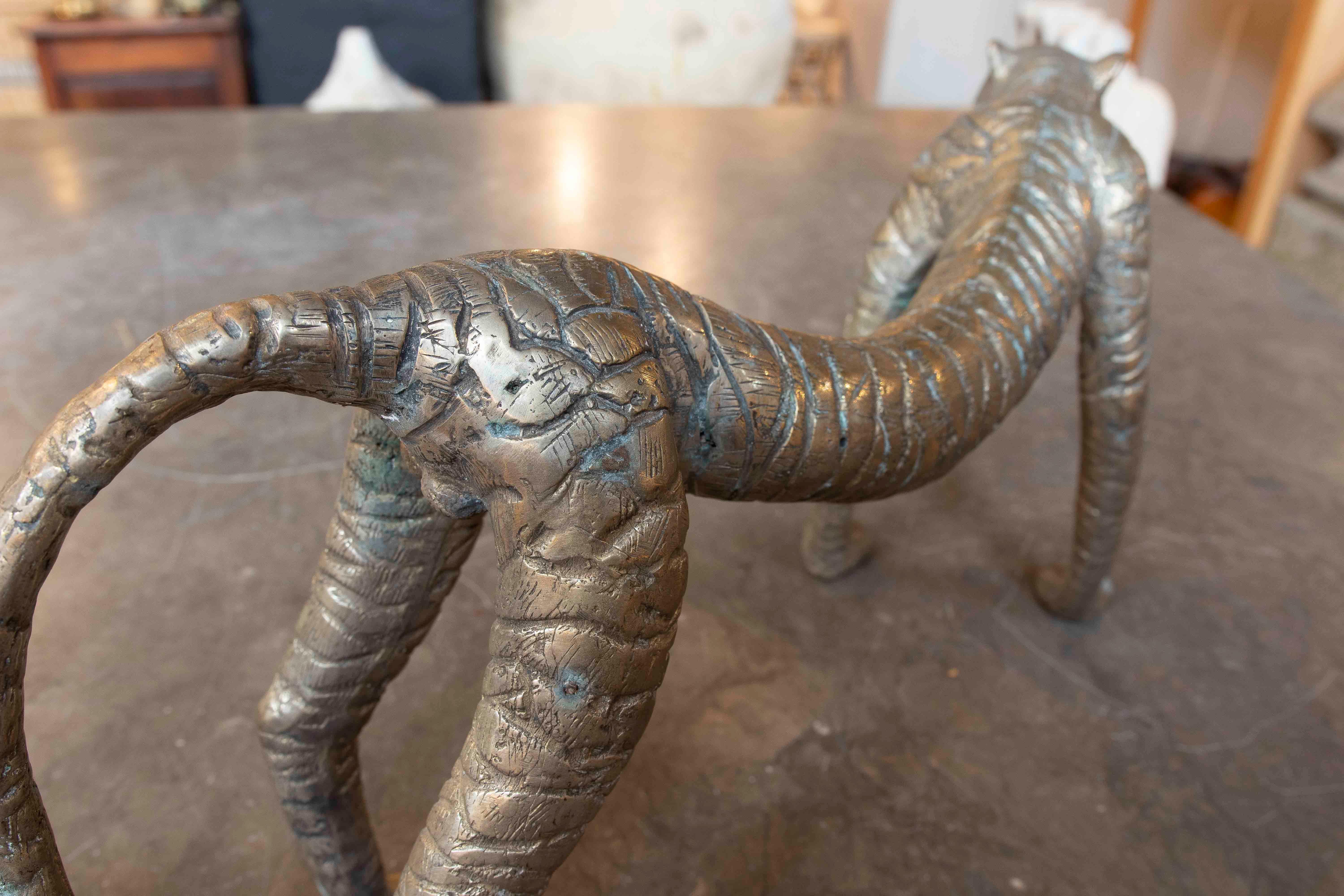 Scultura di tigre in bronzo del 1970 con finitura oro opaco in vendita 1