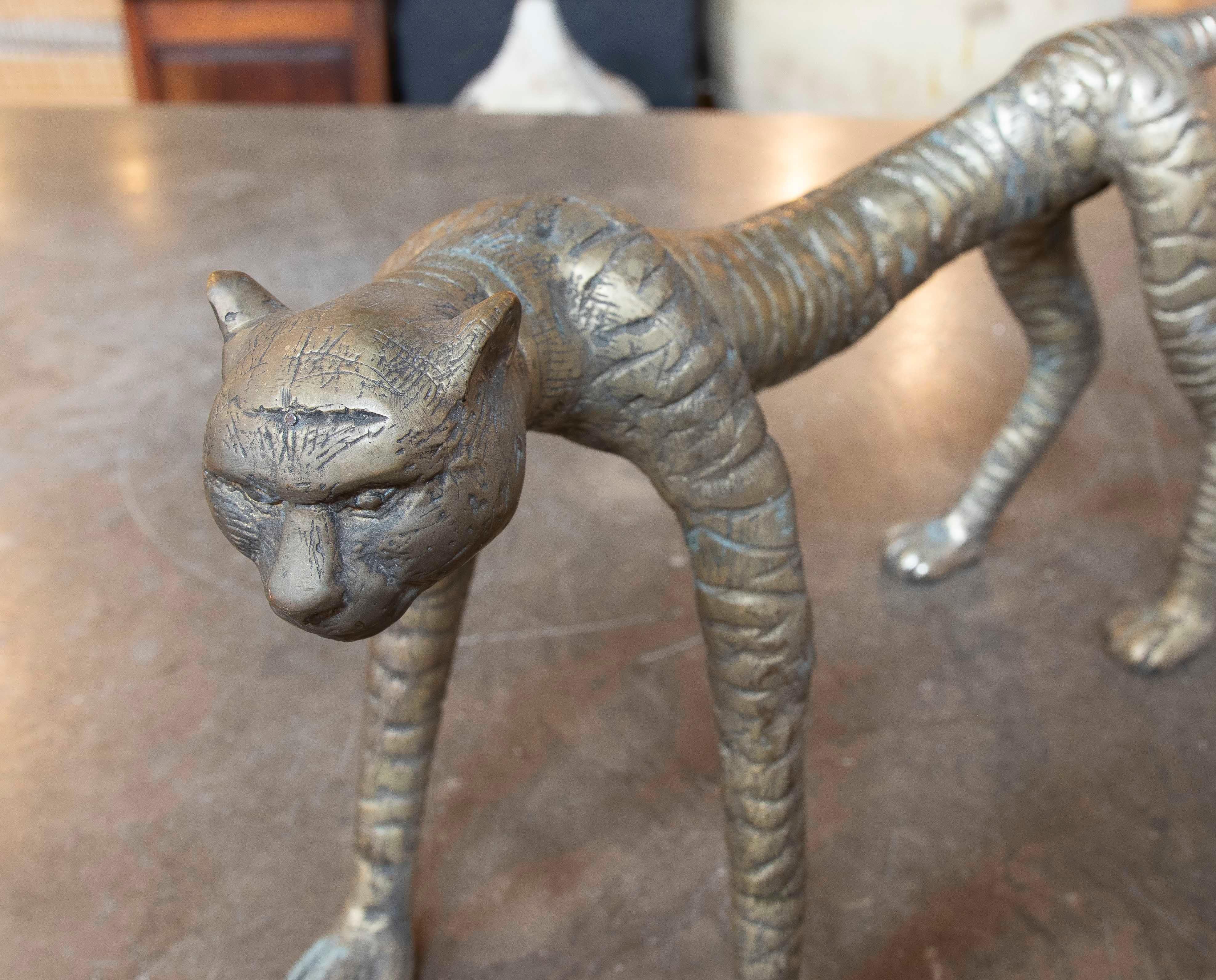 Scultura di tigre in bronzo del 1970 con finitura oro opaco in vendita 2