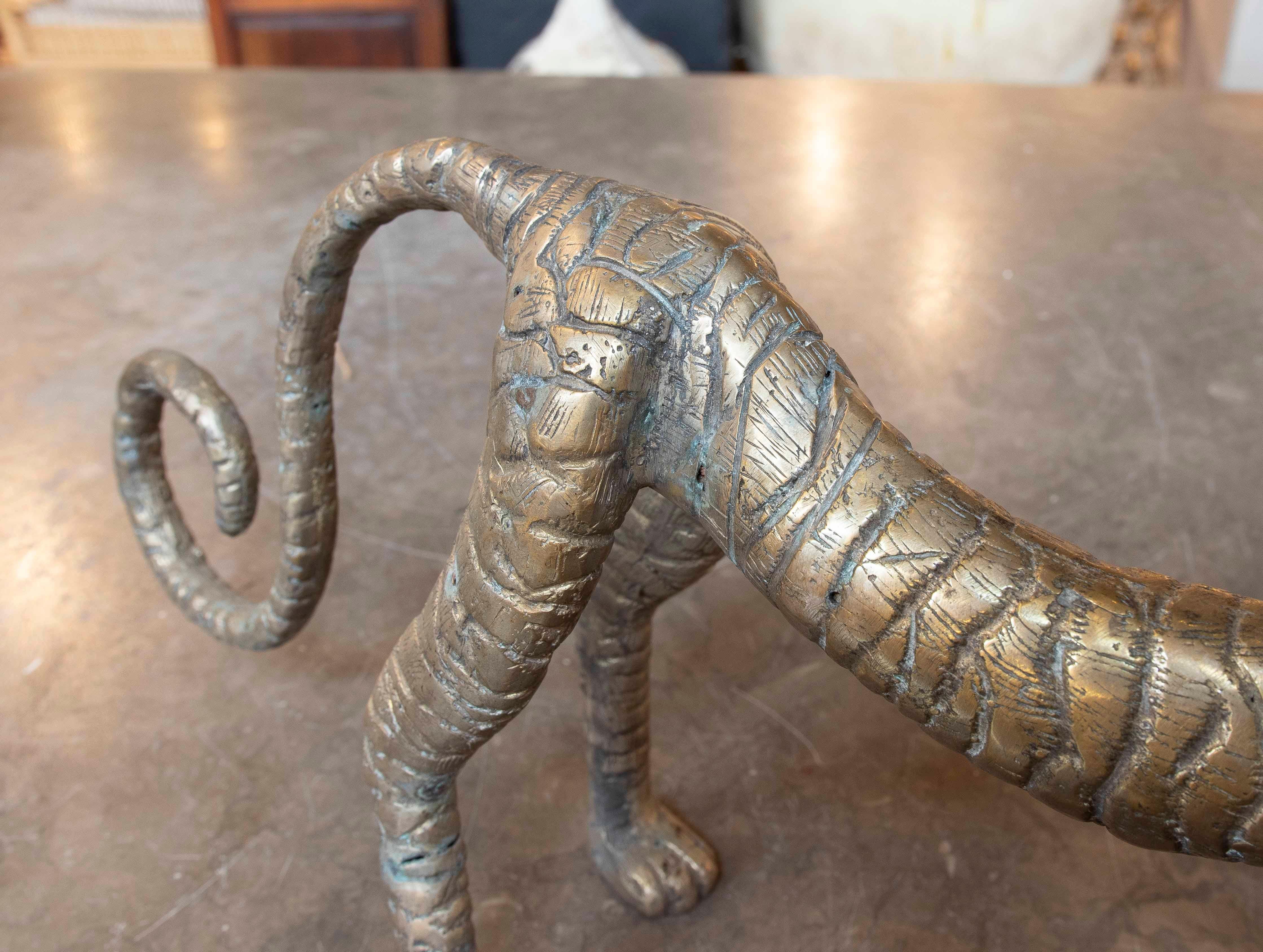 Scultura di tigre in bronzo del 1970 con finitura oro opaco in vendita 3