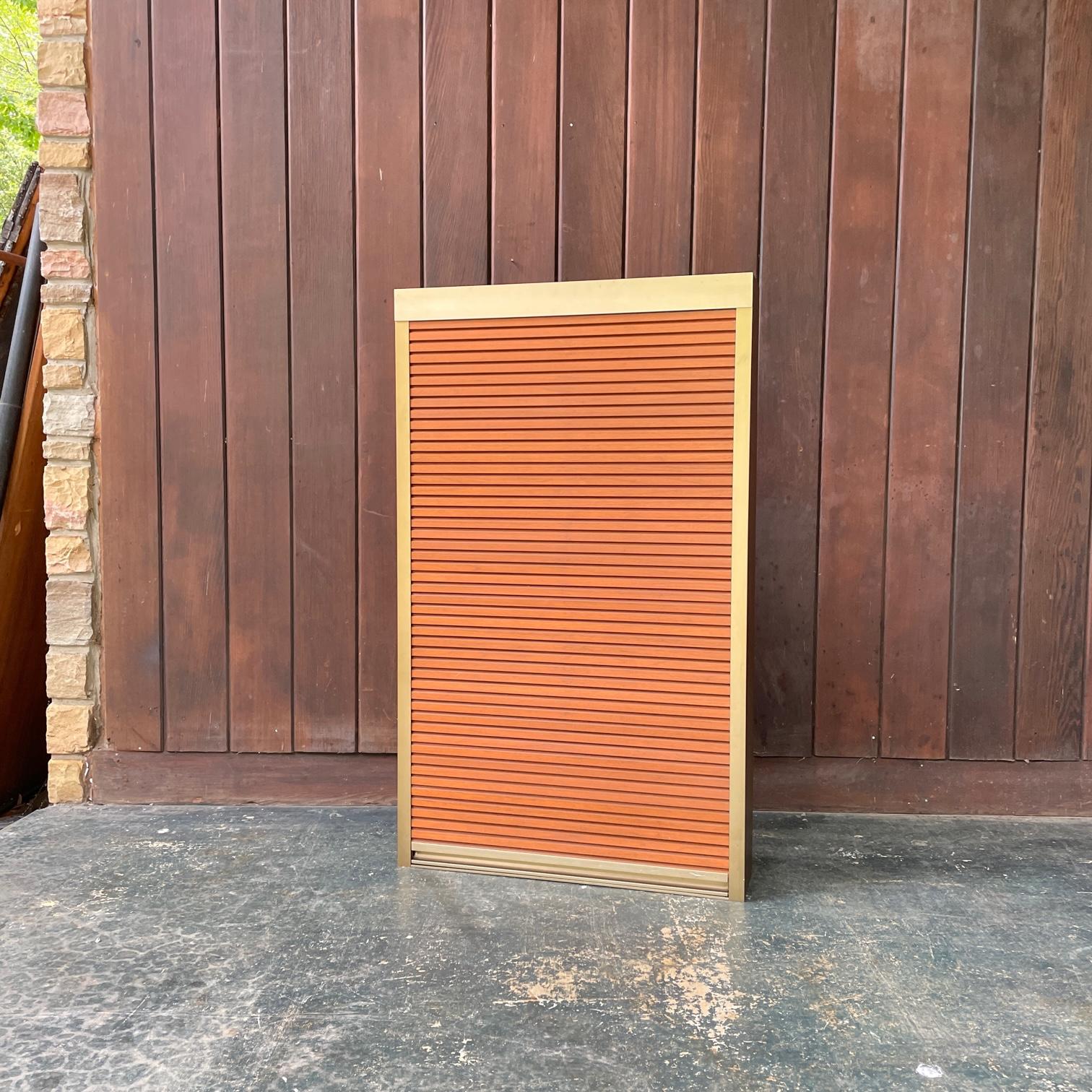 Super coole und kompakte Box aus eloxiertem, bronziertem Aluminium mit vertikal einziehbarer Tür.  Sauber und minimalistisch.  Entnommen von der Wand eines Anwesens in Washington DC Georgetown.  Die Tür funktioniert gut und wird mit der