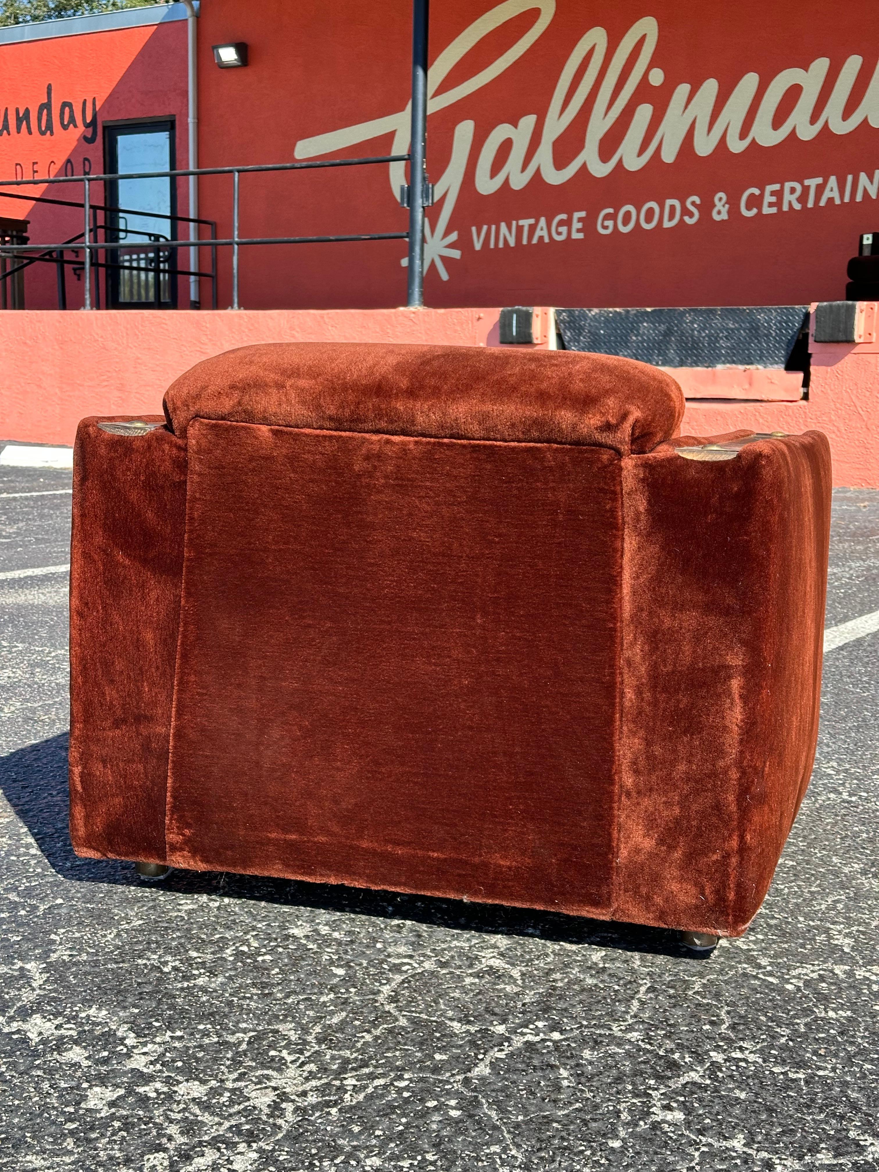 Fauteuil club en fausse fourrure marron des années 1970 avec garniture en Oak en vente 3