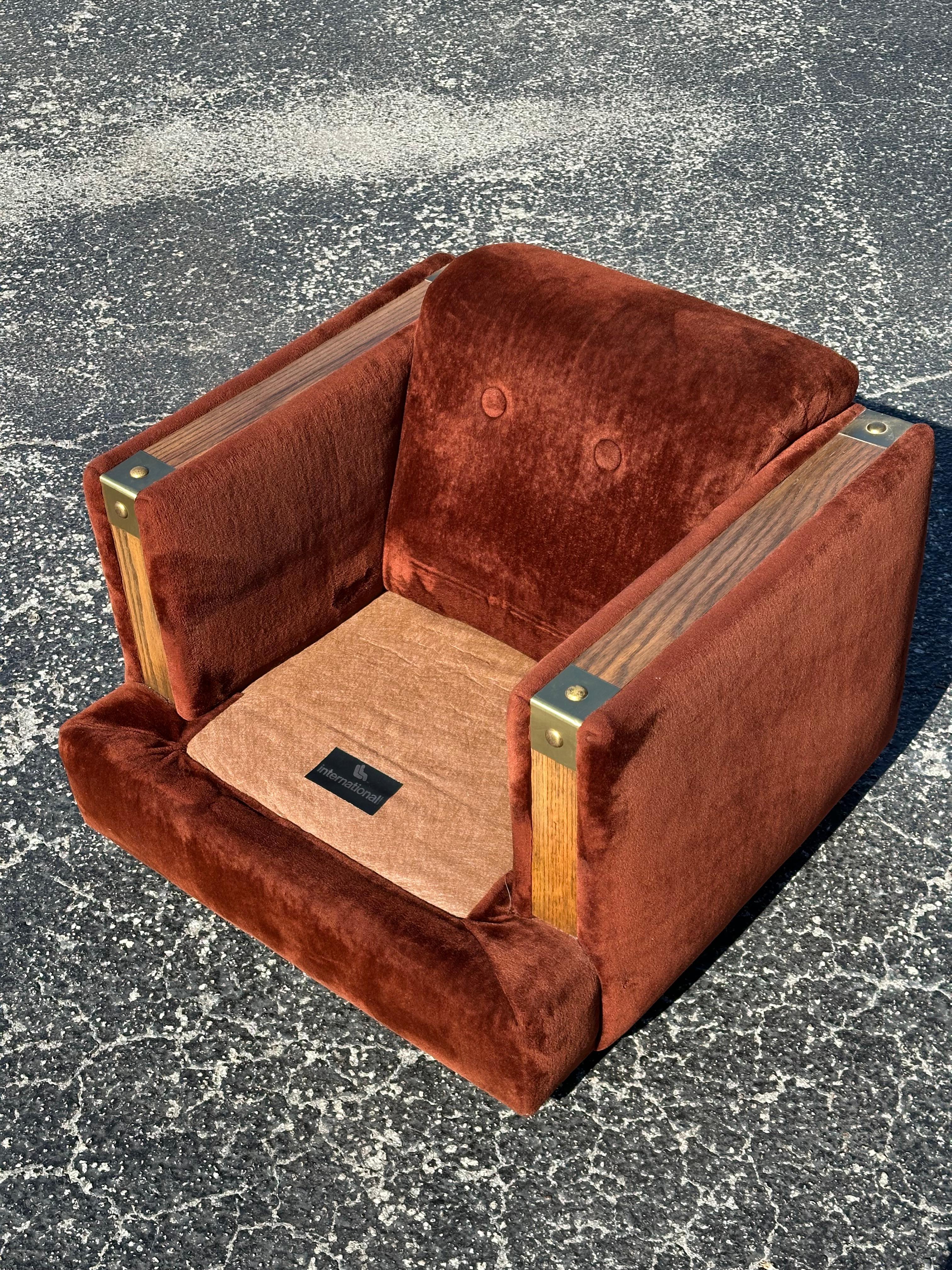 Fauteuil club en fausse fourrure marron des années 1970 avec garniture en Oak en vente 4