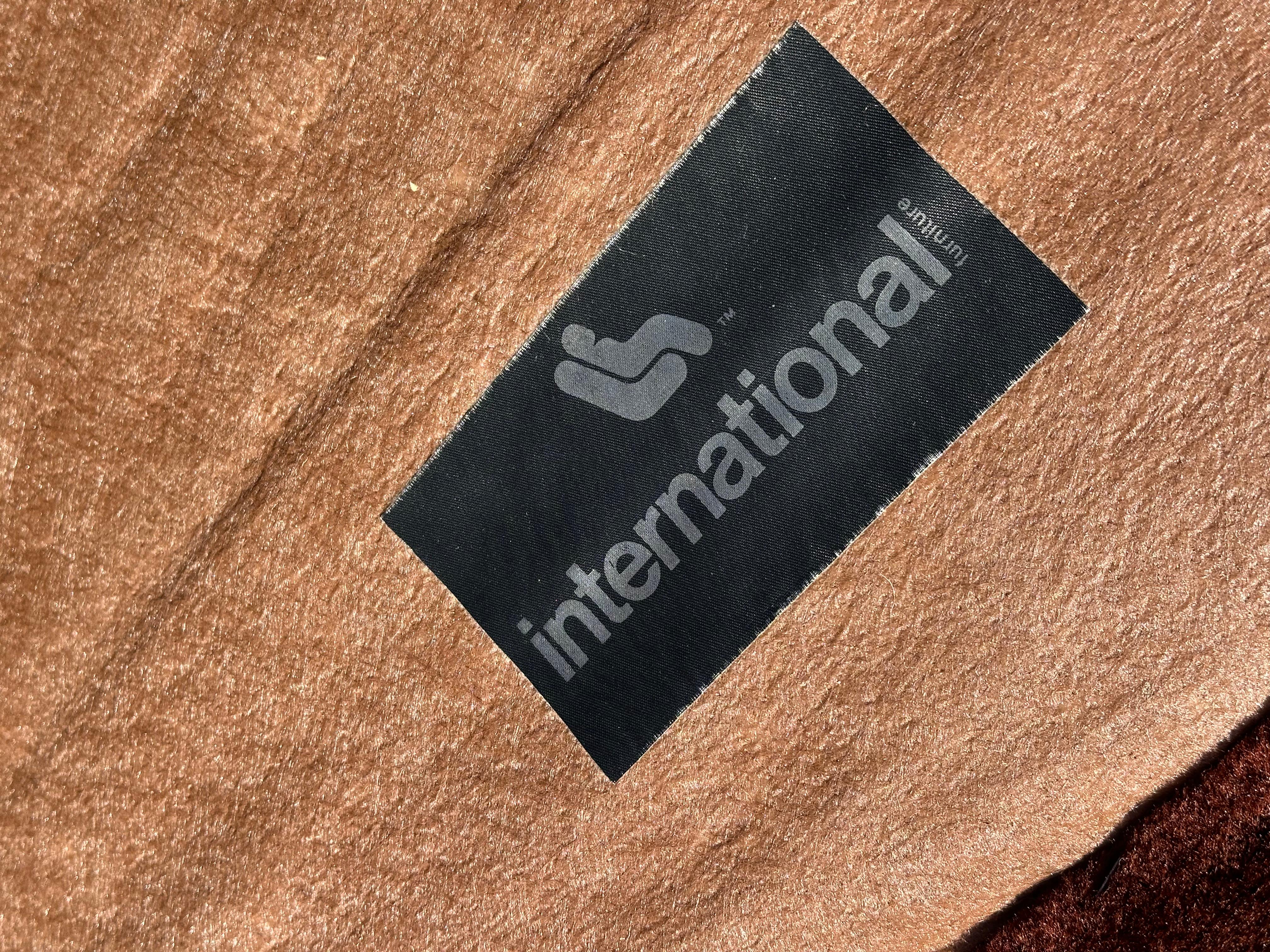 Fauteuil club en fausse fourrure marron des années 1970 avec garniture en Oak en vente 7