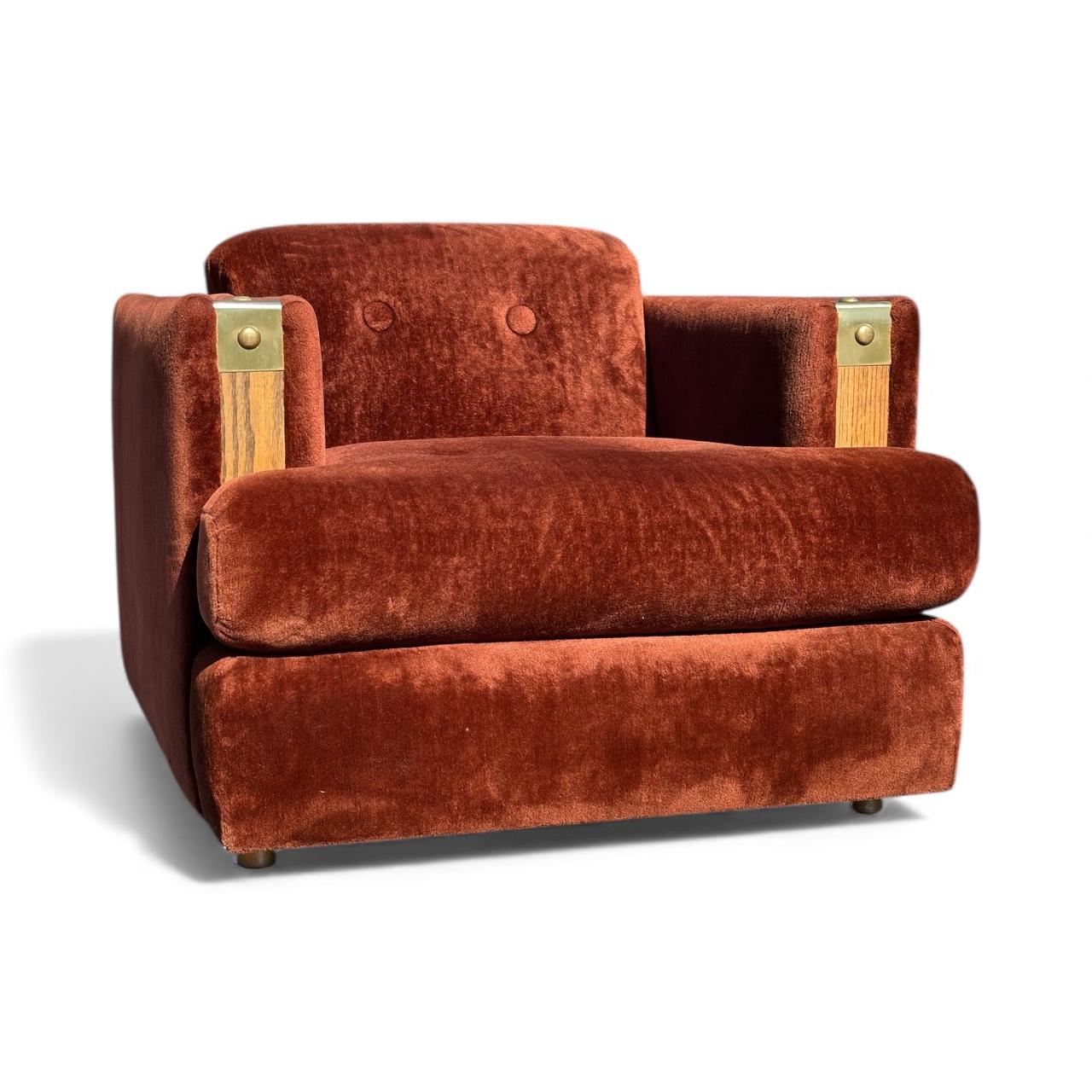 Chaise Vintage Mid Century Brown Velour Faux Fur avec des accoudoirs en bois et des rivets en laiton par International Furniture c.1970's. Les coussins doux en peluche rendent cette chaise parfaite pour se détendre, la tapisserie d'ameublement en