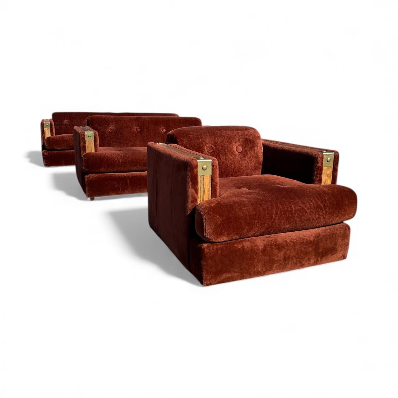 Brutalisme Fauteuil club en fausse fourrure marron des années 1970 avec garniture en Oak en vente