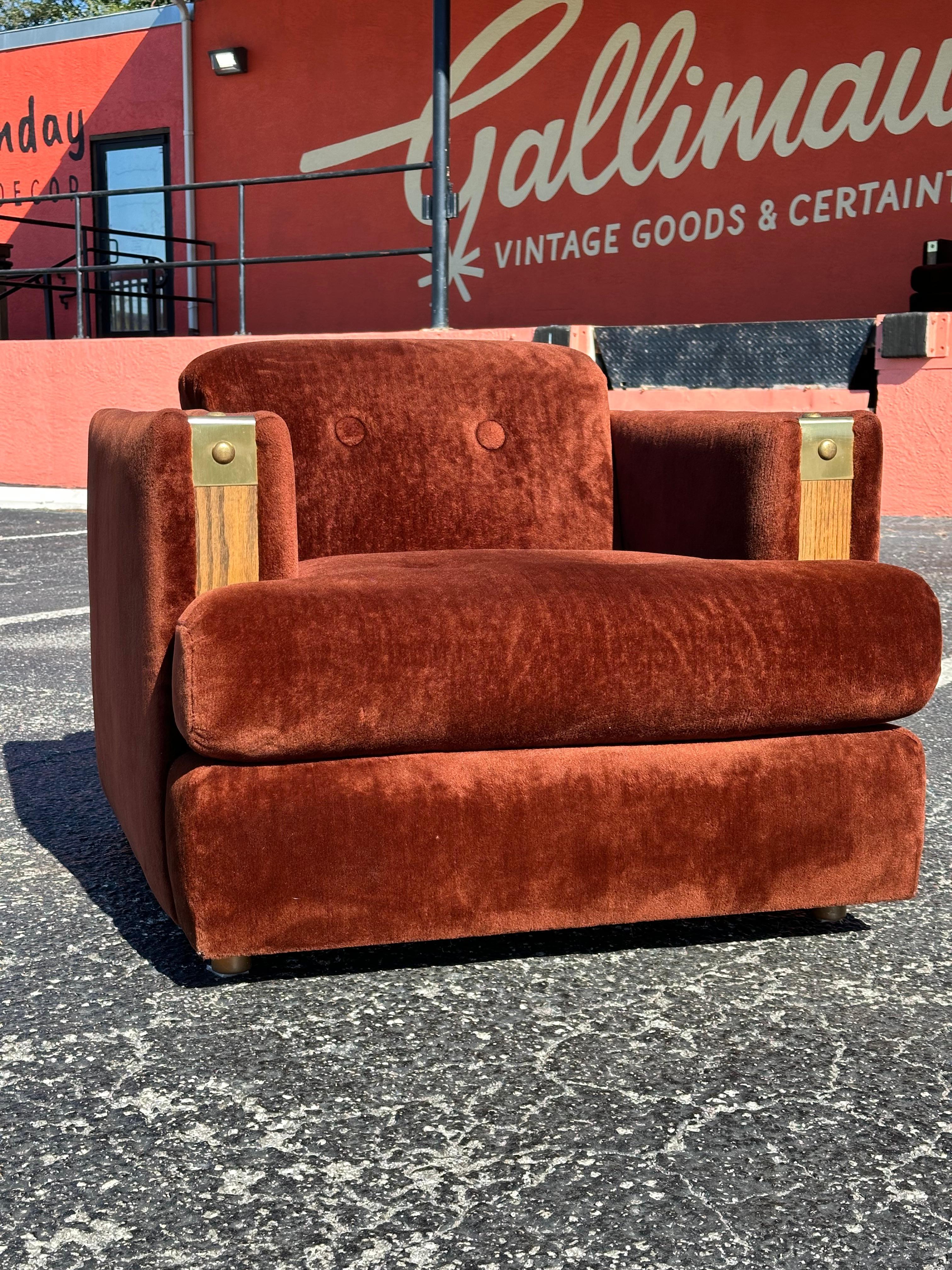 Américain Fauteuil club en fausse fourrure marron des années 1970 avec garniture en Oak en vente