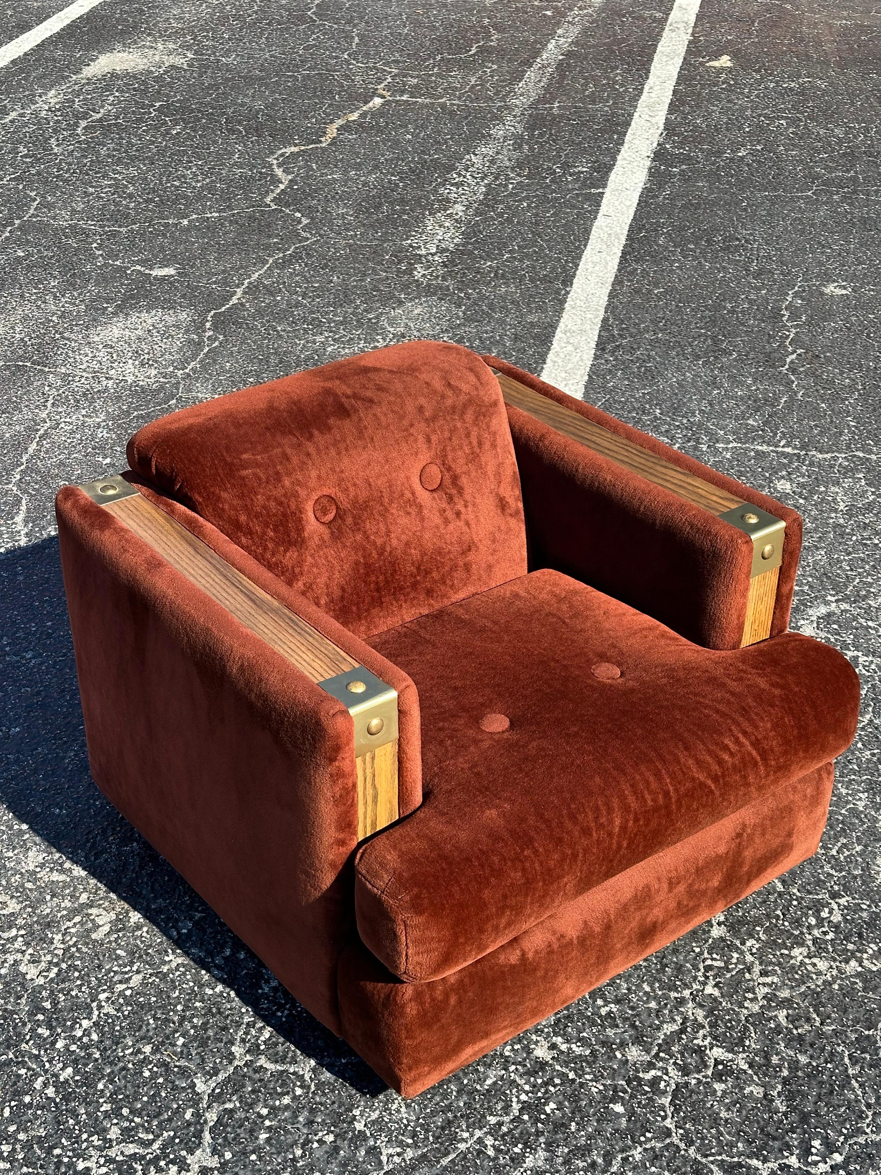 Fauteuil club en fausse fourrure marron des années 1970 avec garniture en Oak Bon état - En vente à Lutz, FL