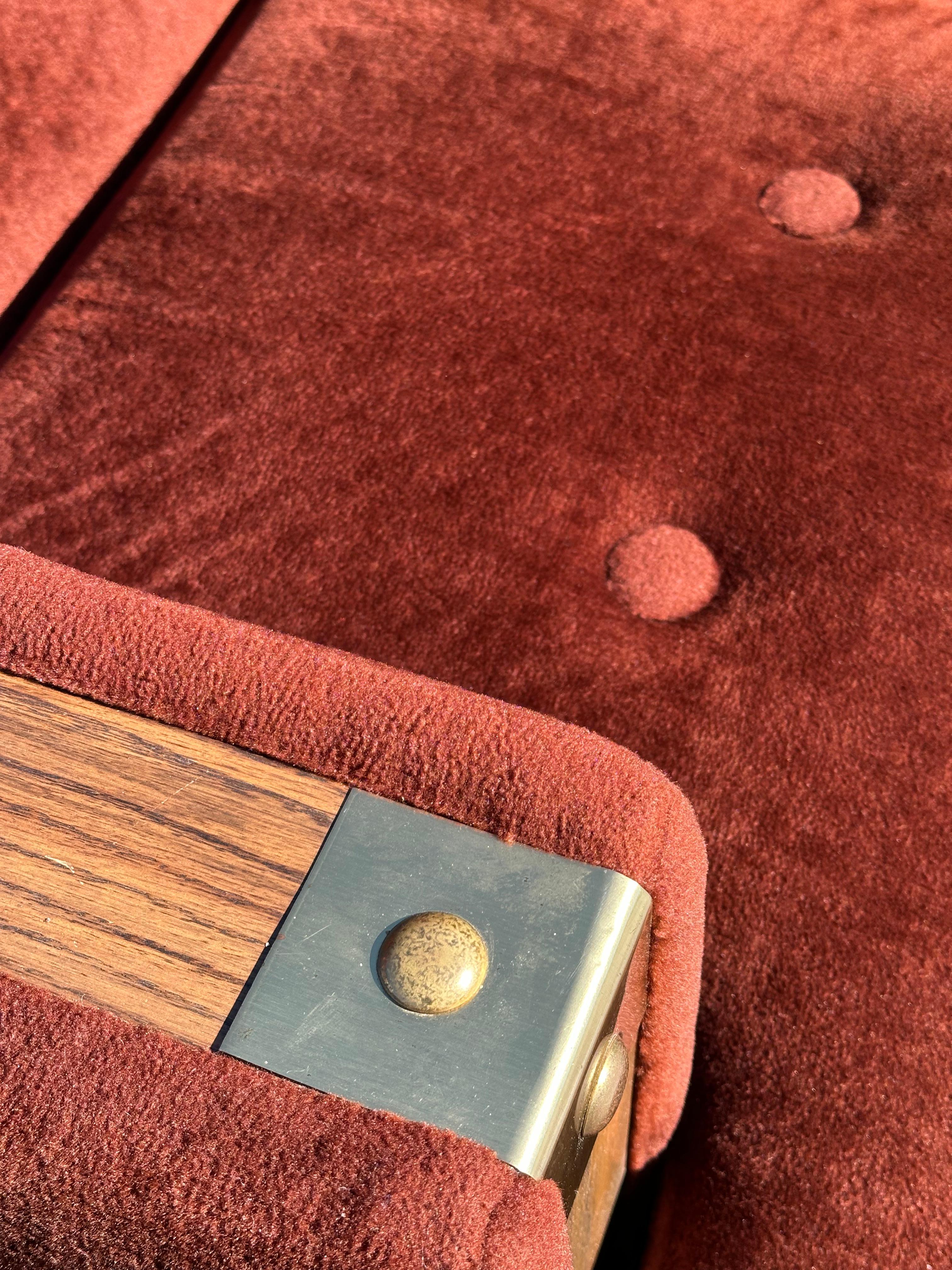 20ième siècle Fauteuil club en fausse fourrure marron des années 1970 avec garniture en Oak en vente