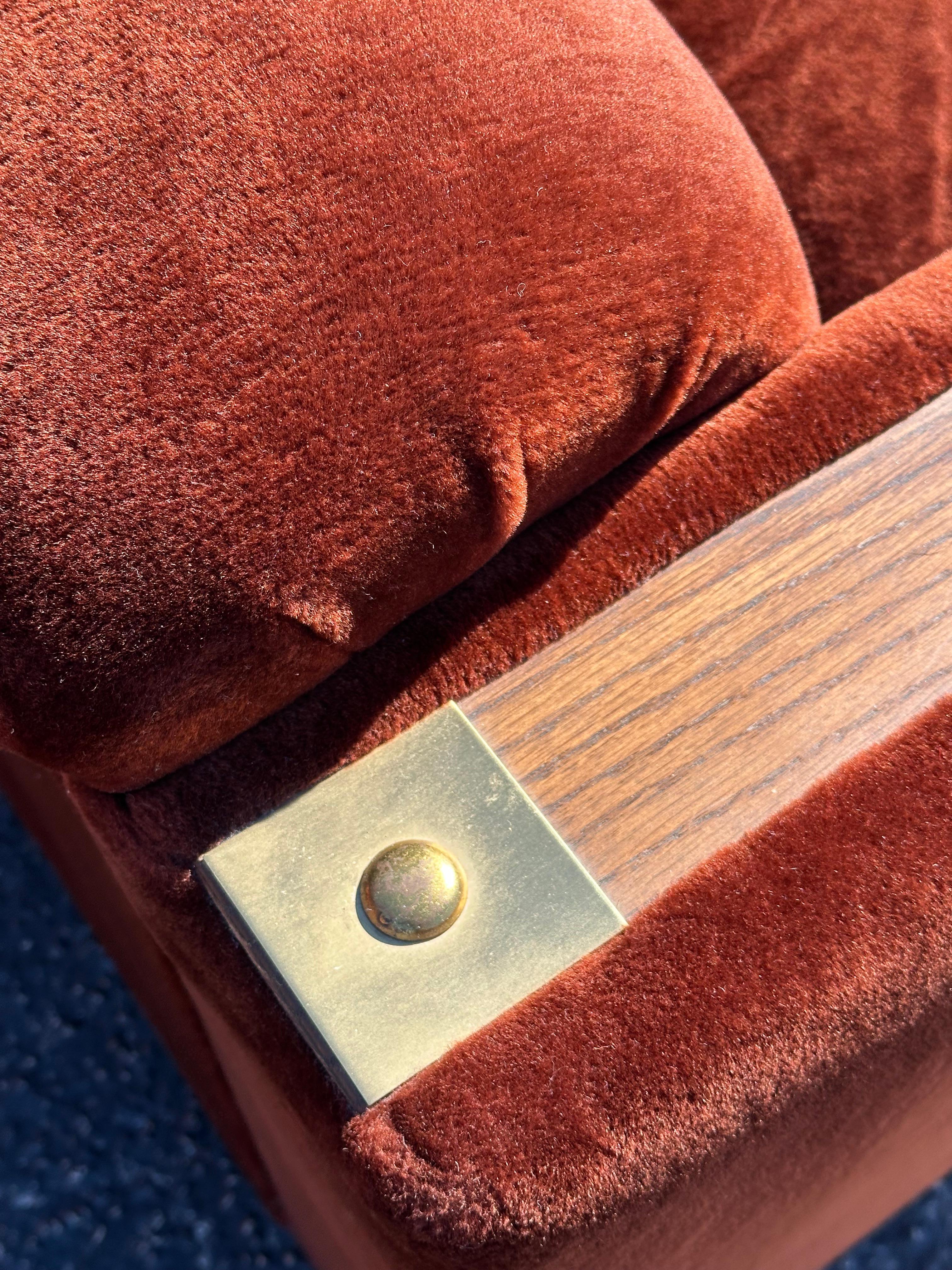 Laiton Fauteuil club en fausse fourrure marron des années 1970 avec garniture en Oak en vente