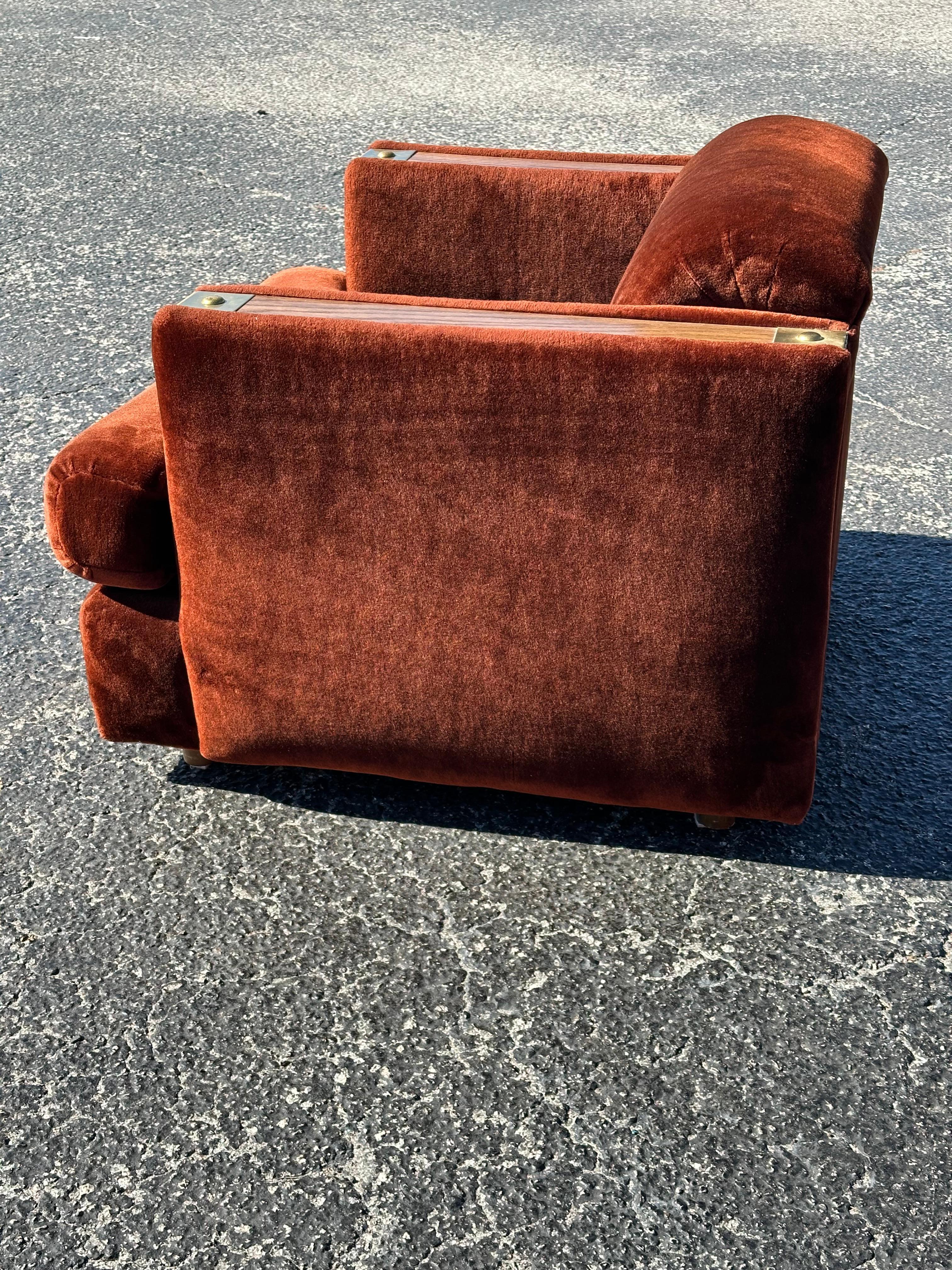 Fauteuil club en fausse fourrure marron des années 1970 avec garniture en Oak en vente 1