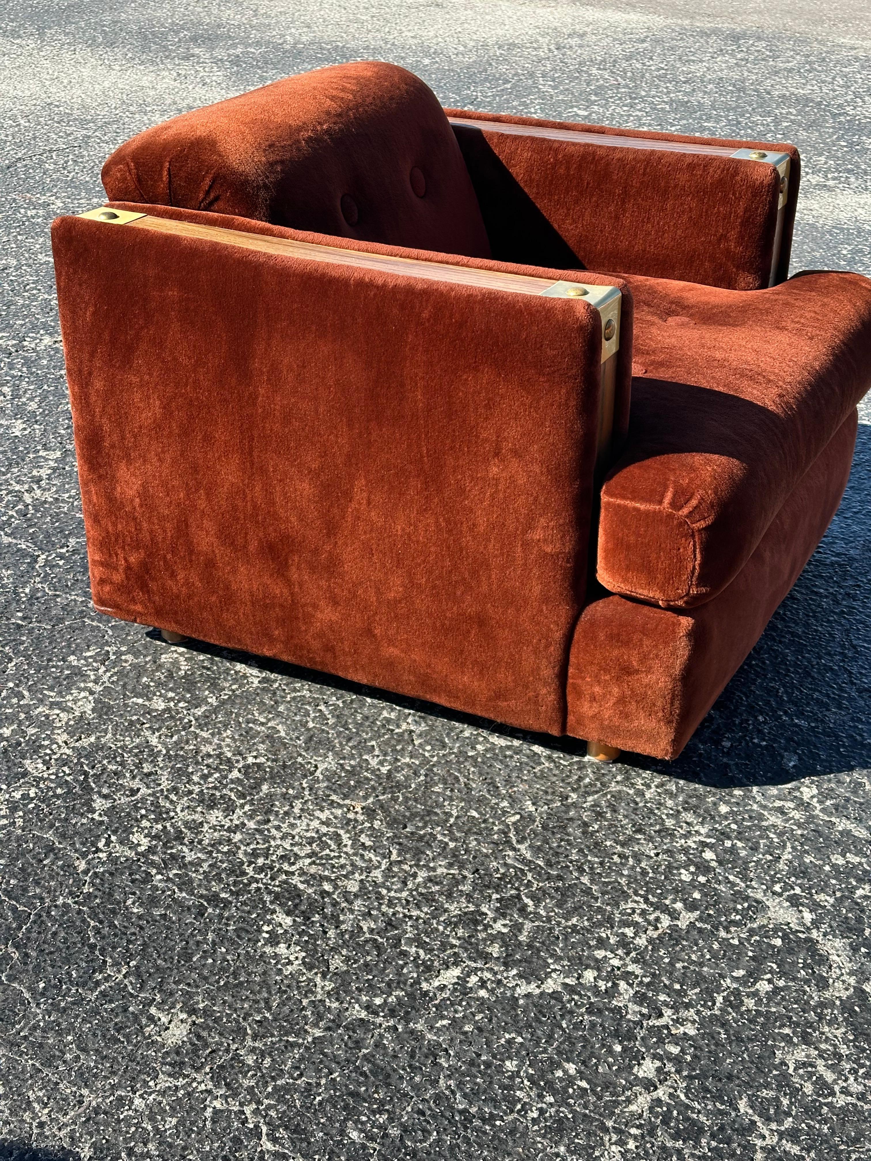 Fauteuil club en fausse fourrure marron des années 1970 avec garniture en Oak en vente 2