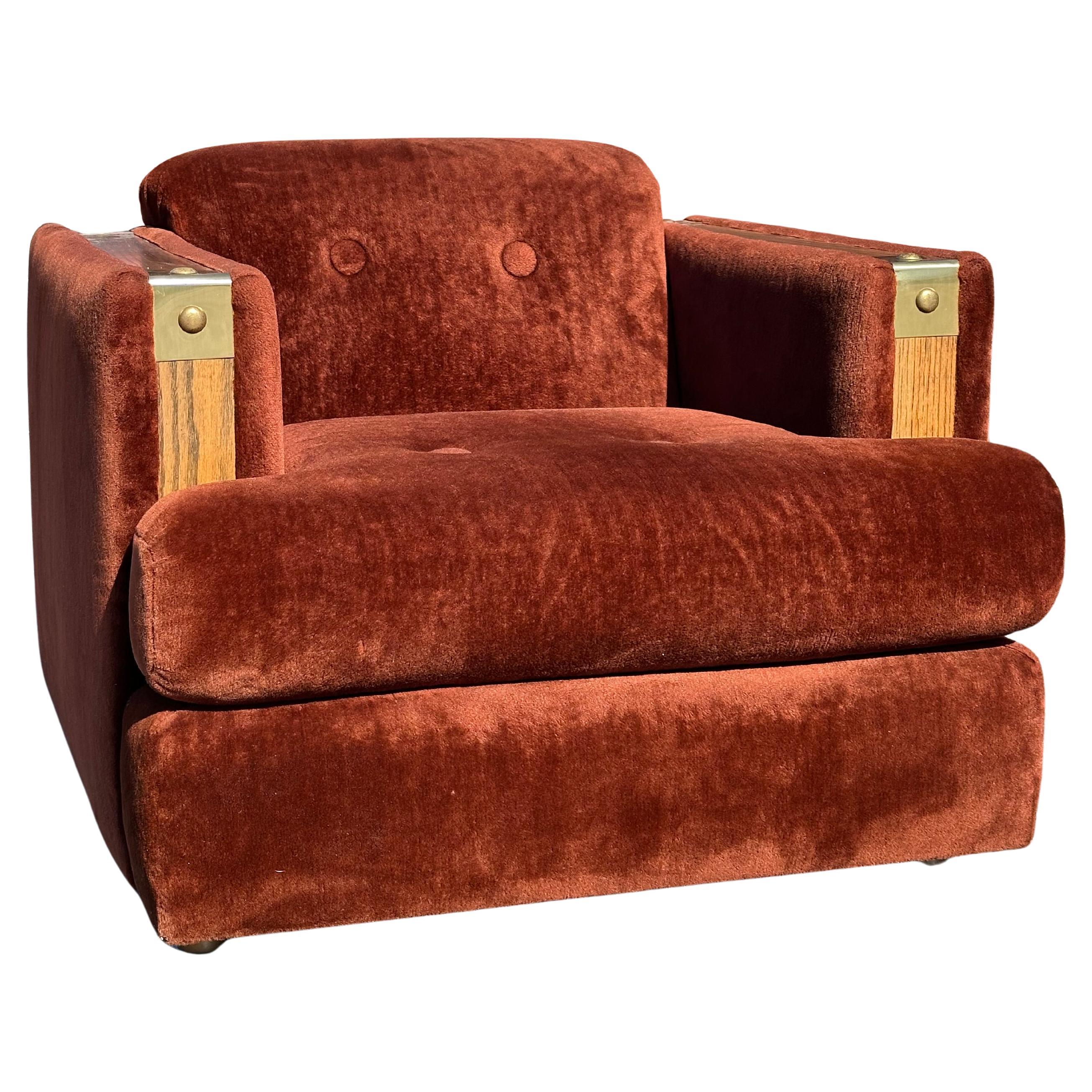 Silla Club de piel sintética marrón de los años 70 con adornos de roble