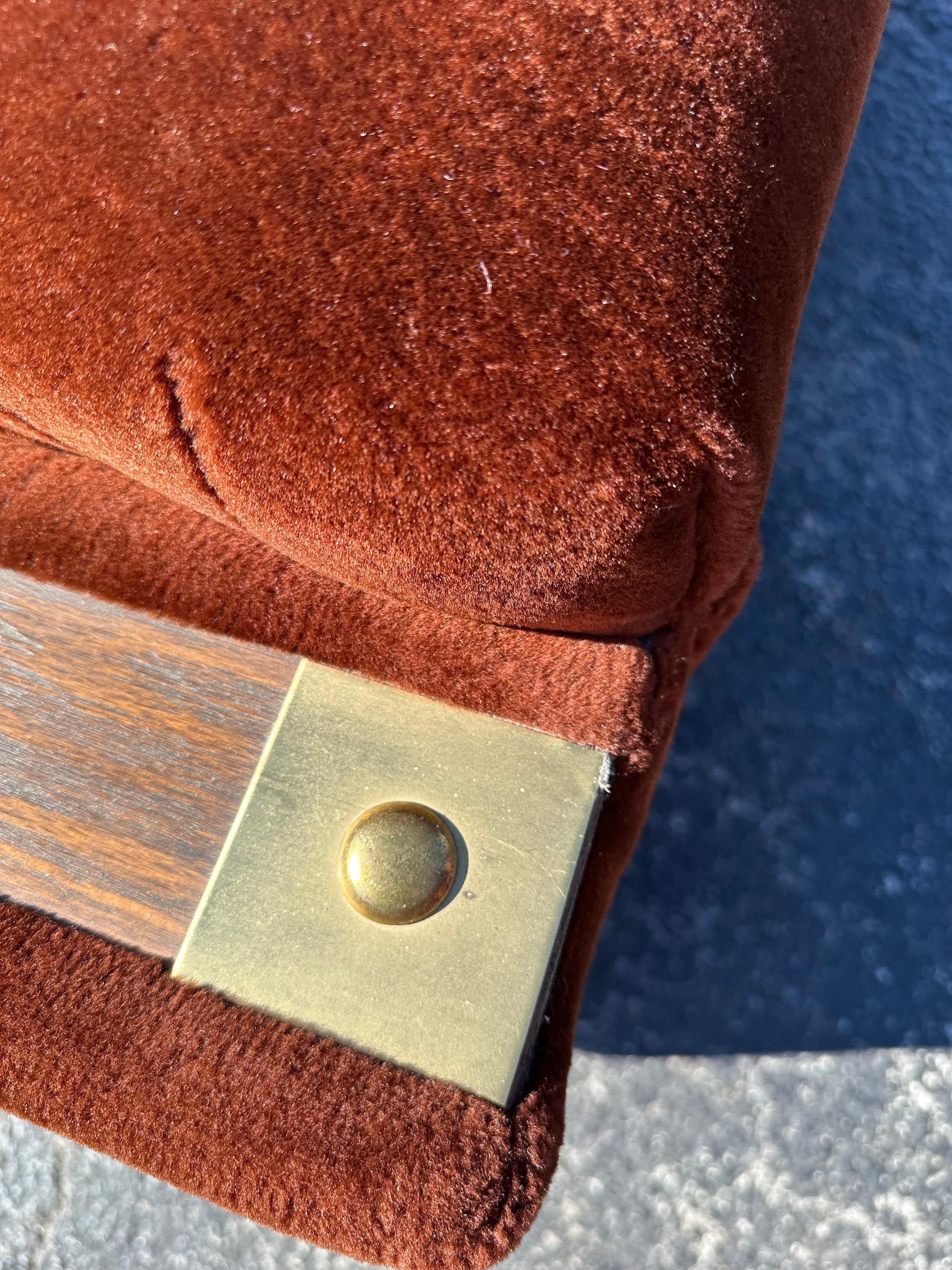 Loveseat de piel sintética marrón de los años 70 con adornos de roble en venta 3
