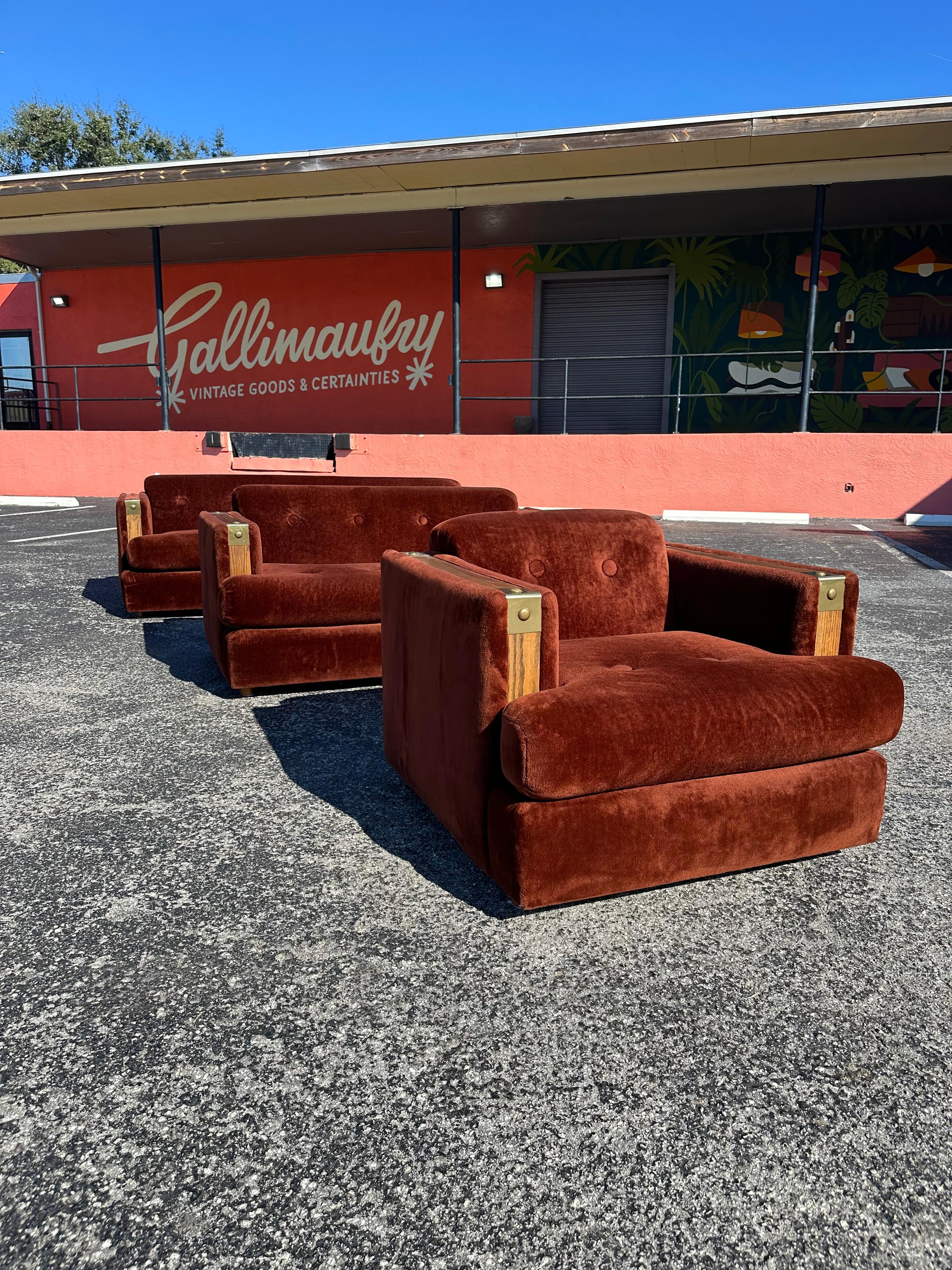 Loveseat de piel sintética marrón de los años 70 con adornos de roble en venta 4