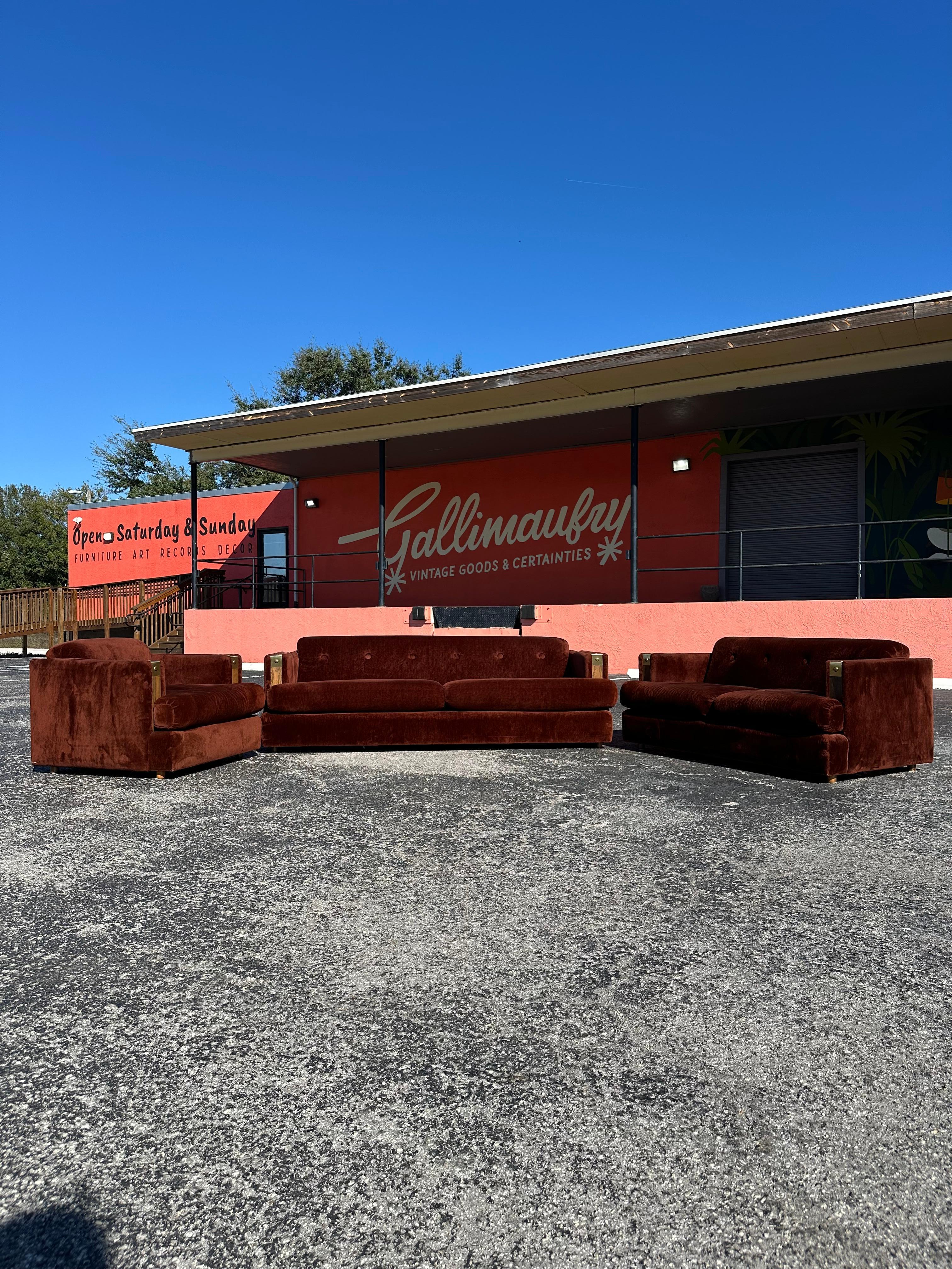 Loveseat de piel sintética marrón de los años 70 con adornos de roble en venta 5