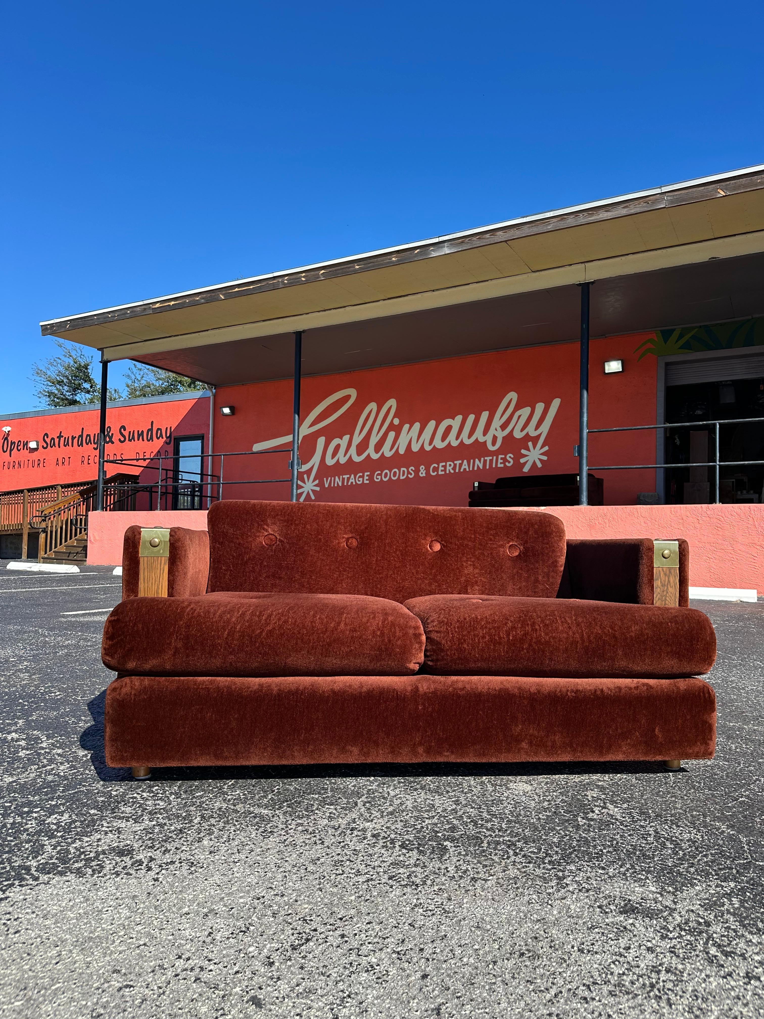 Sofá de dos plazas Vintage Mid Century Brown Velour Faux Fur Loveseat con adornos de madera en los brazos y detalles de remaches de latón, de International Furniture c.1970's. Los suaves cojines de felpa hacen que este loveseat sea perfecto para