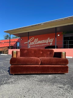 Loveseat de piel sintética marrón de los años 70 con adornos de roble