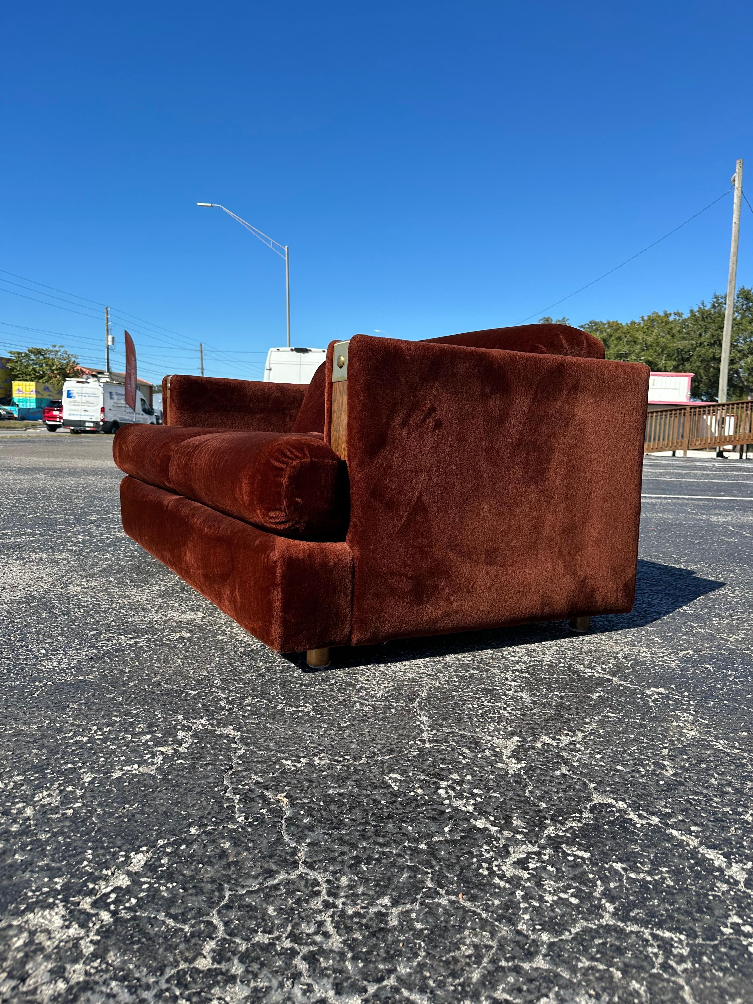 Loveseat de piel sintética marrón de los años 70 con adornos de roble en venta 6