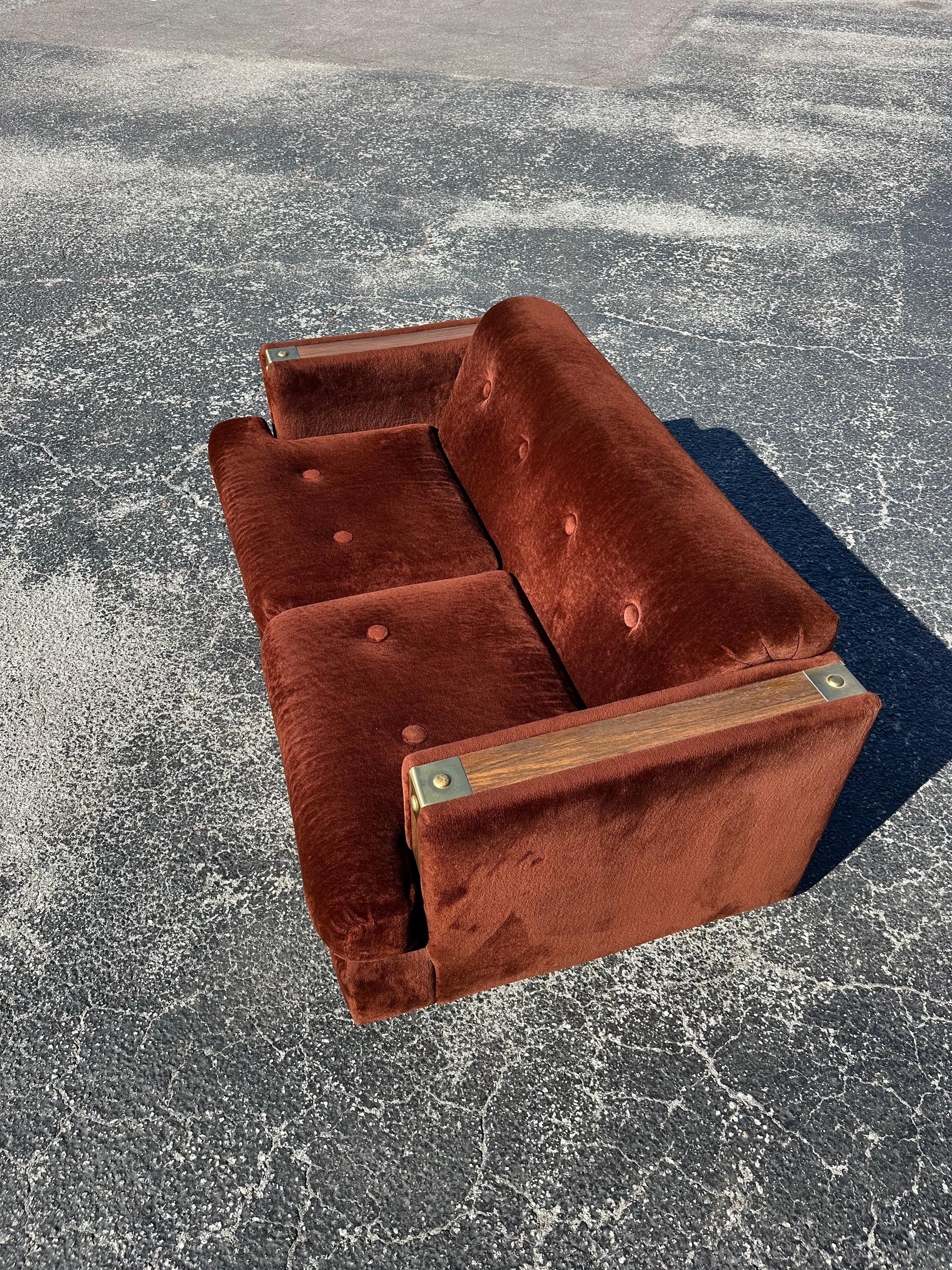 Loveseat de piel sintética marrón de los años 70 con adornos de roble Estadounidense en venta