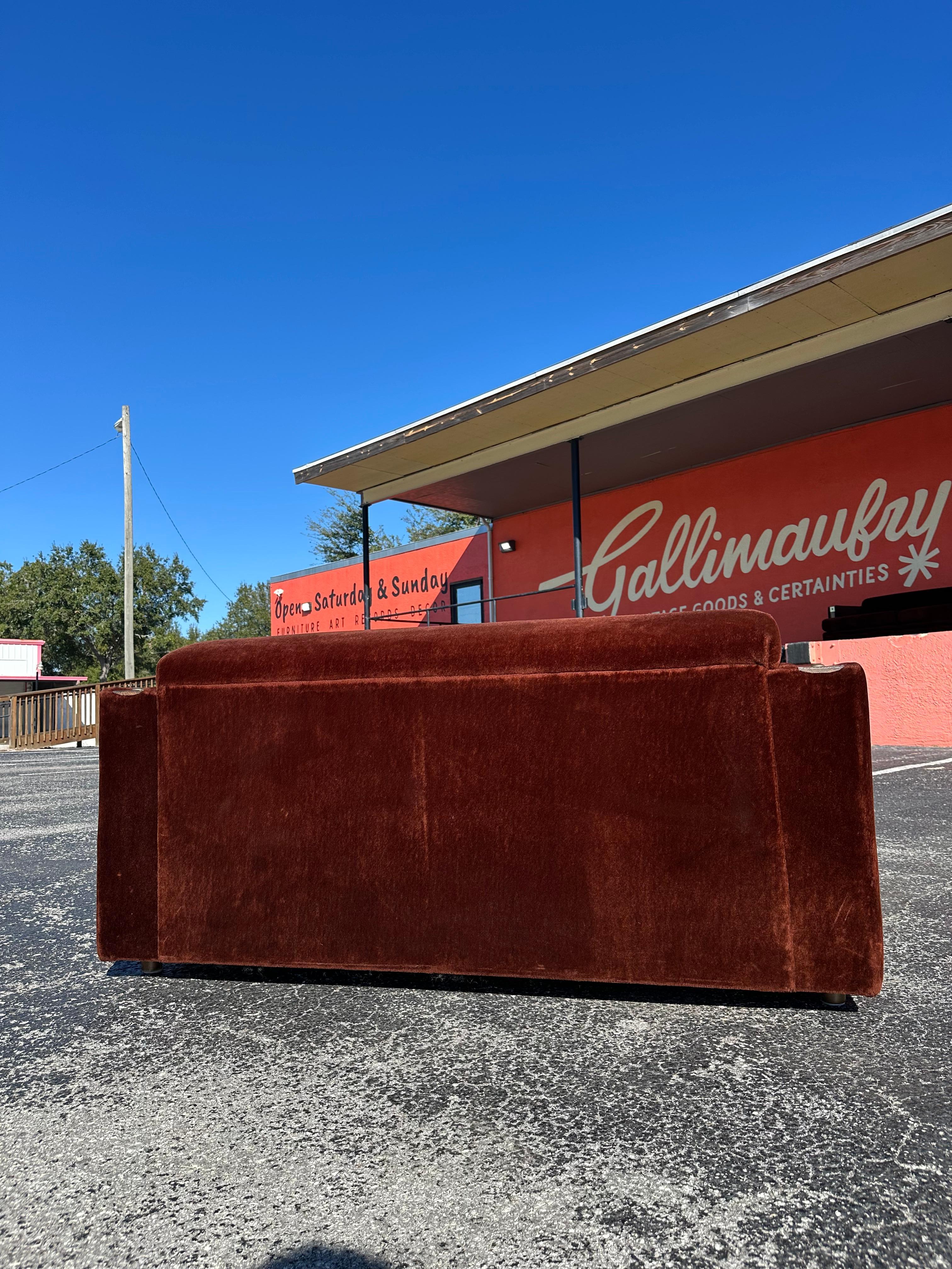 Loveseat de piel sintética marrón de los años 70 con adornos de roble en Bueno estado para la venta en Lutz, FL