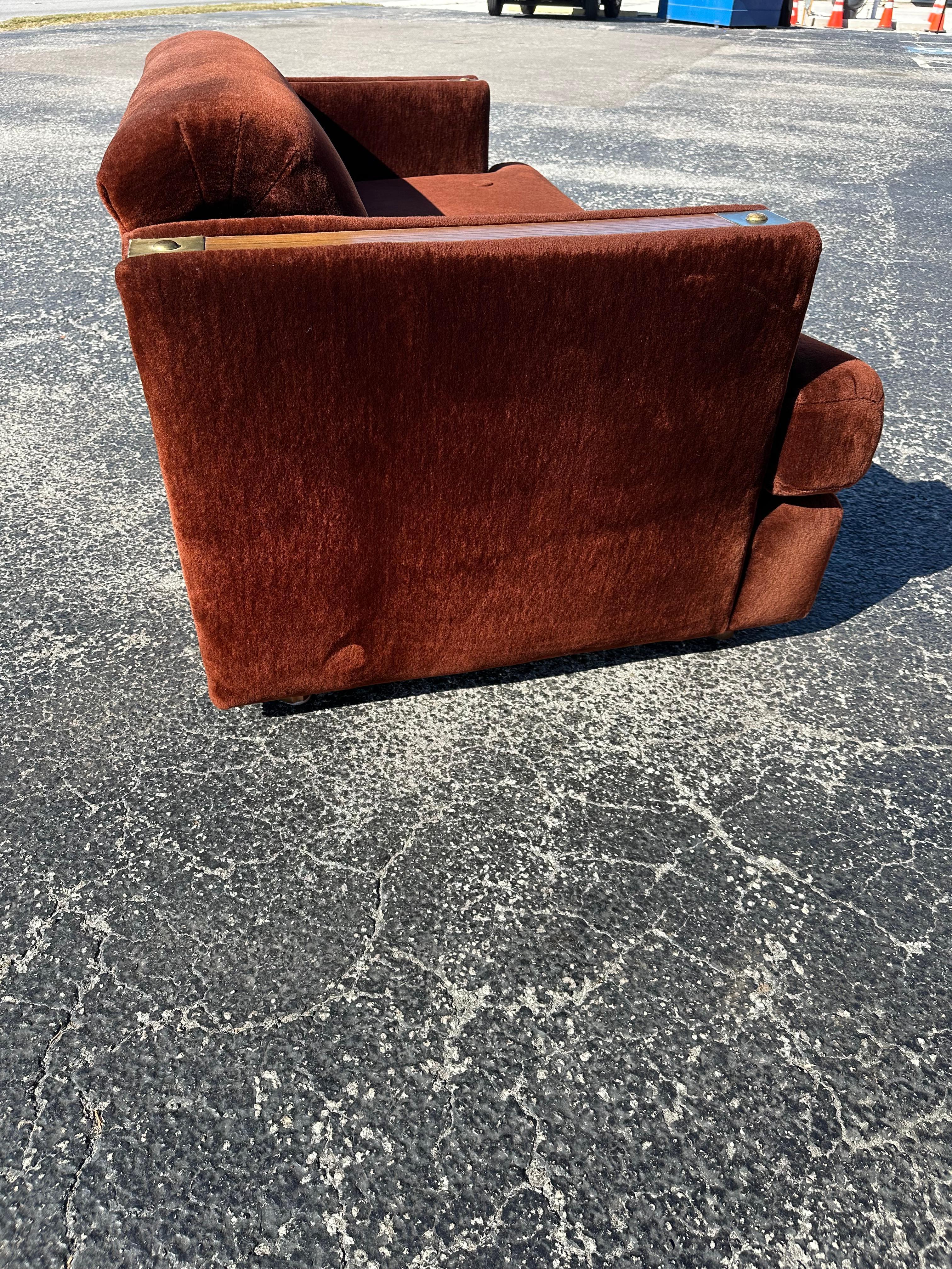 Loveseat de piel sintética marrón de los años 70 con adornos de roble siglo XX en venta