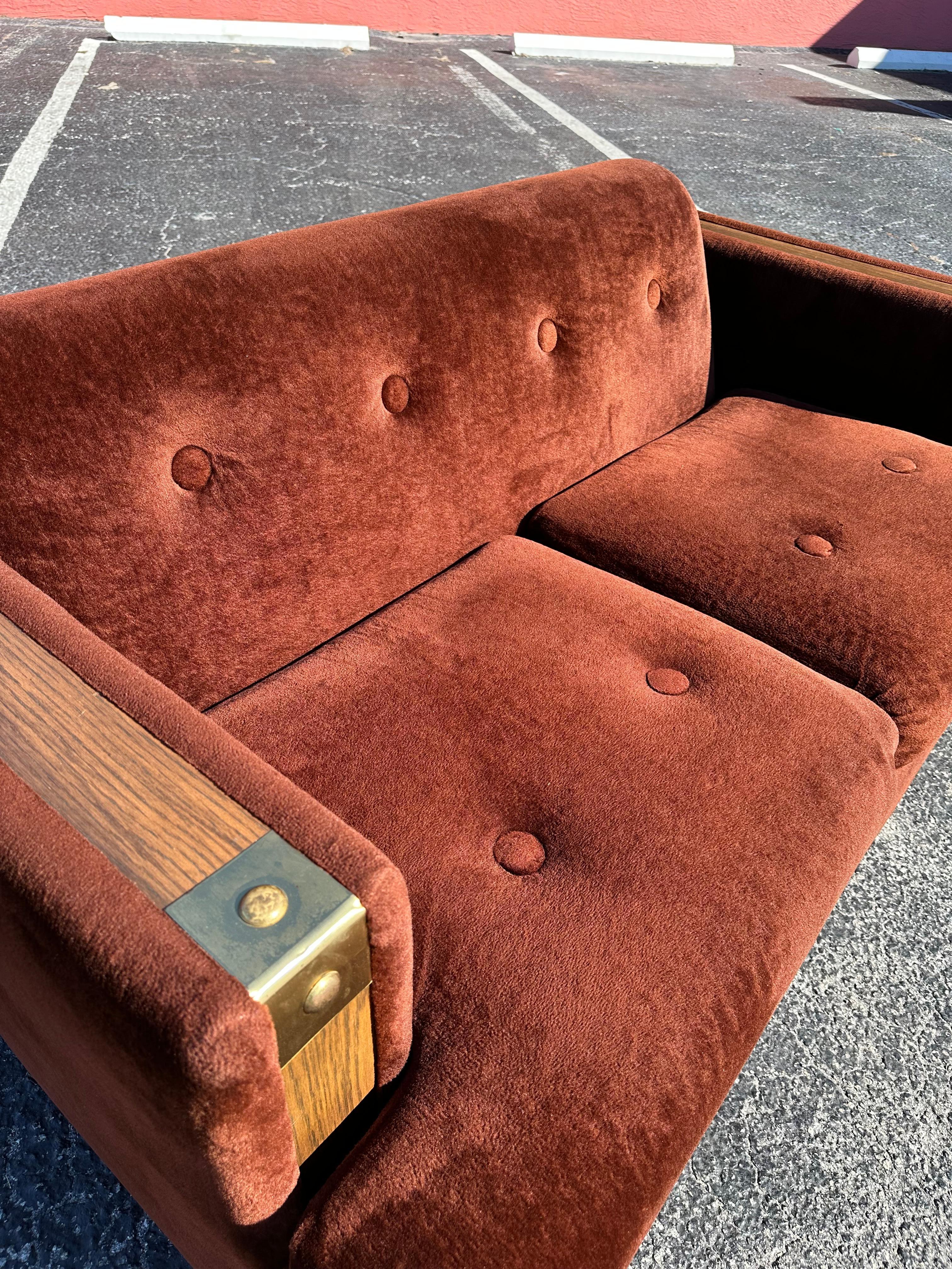 Loveseat de piel sintética marrón de los años 70 con adornos de roble Latón en venta