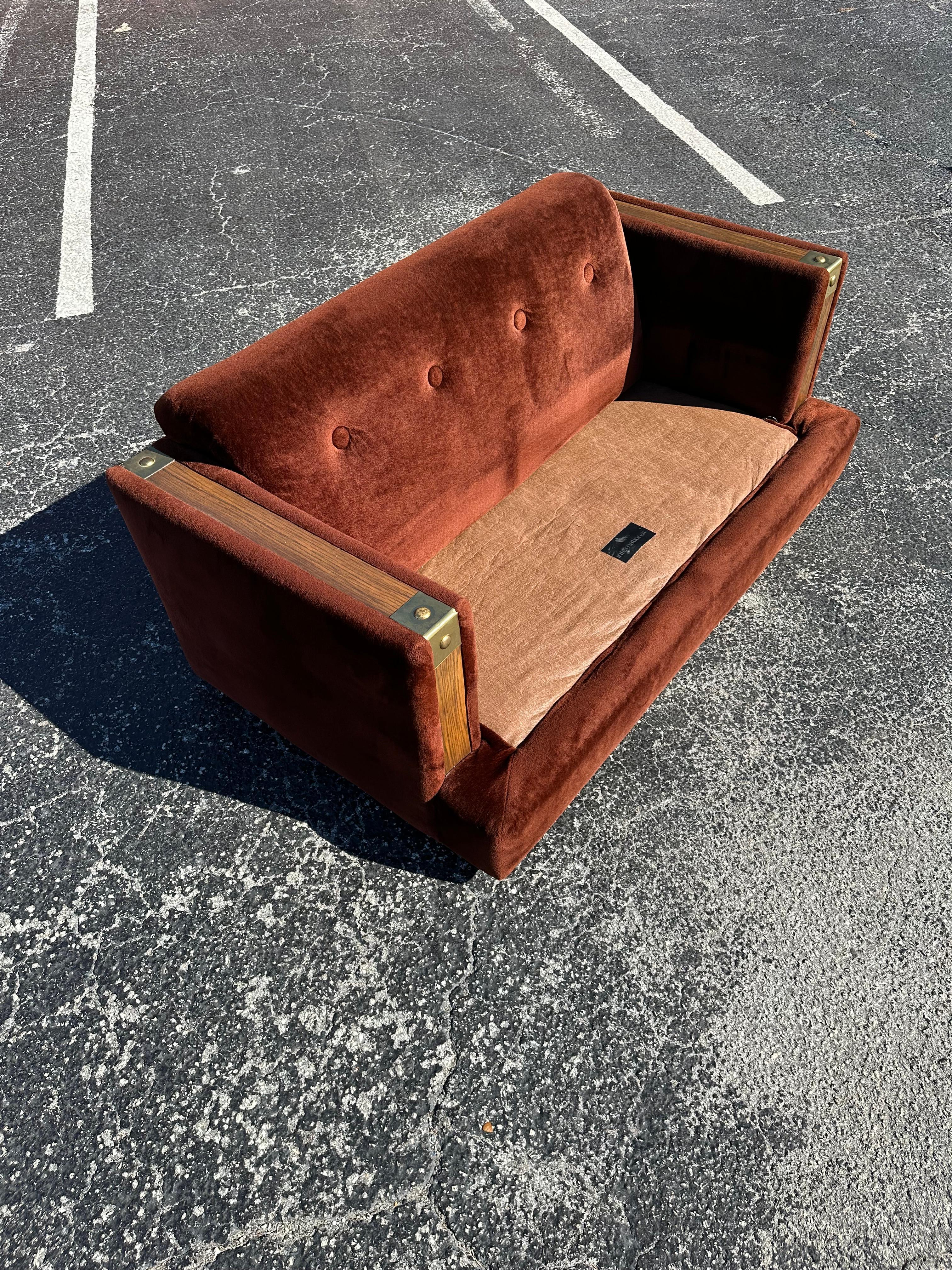 Loveseat de piel sintética marrón de los años 70 con adornos de roble en venta 1