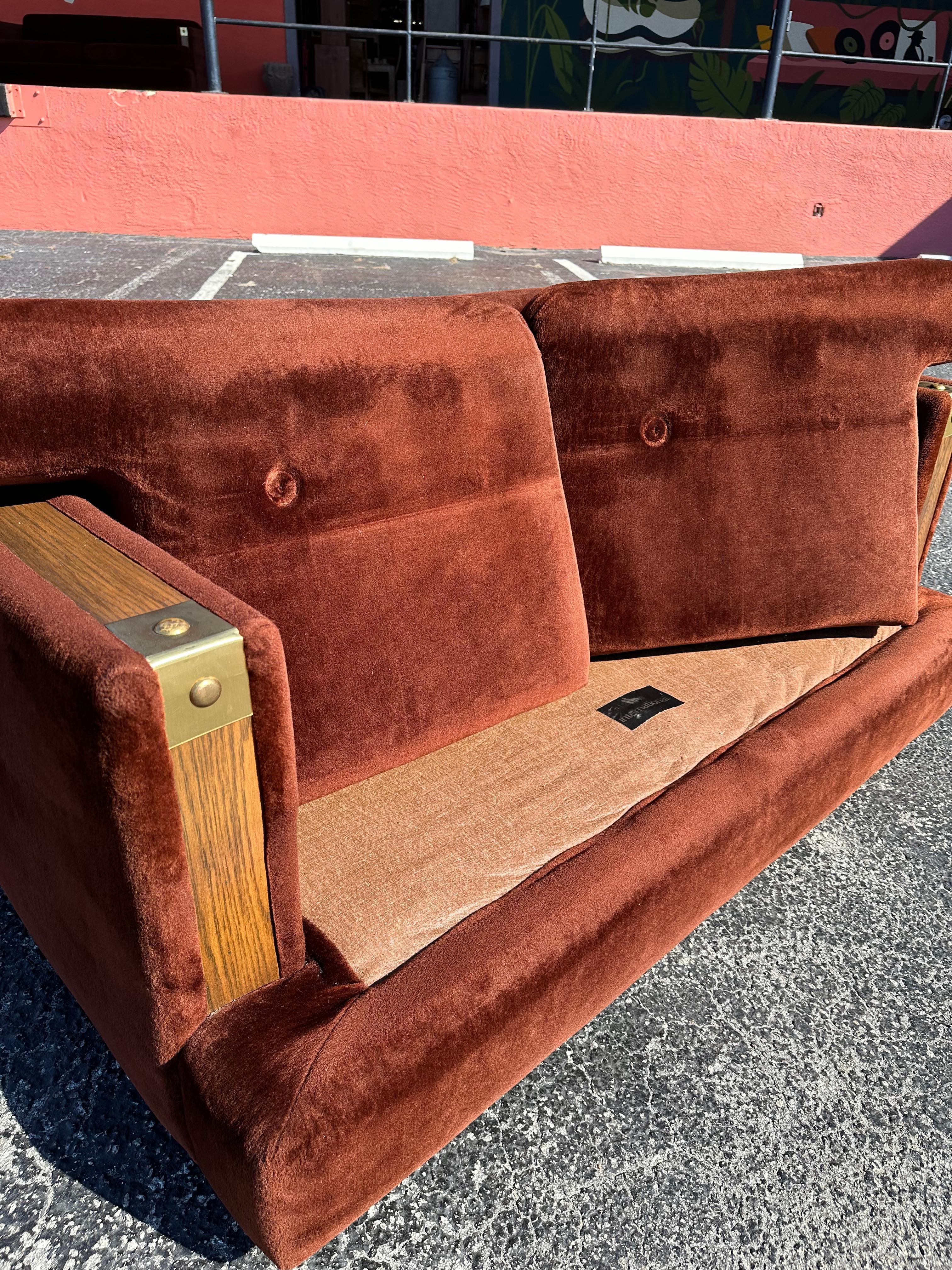 Loveseat de piel sintética marrón de los años 70 con adornos de roble en venta 2