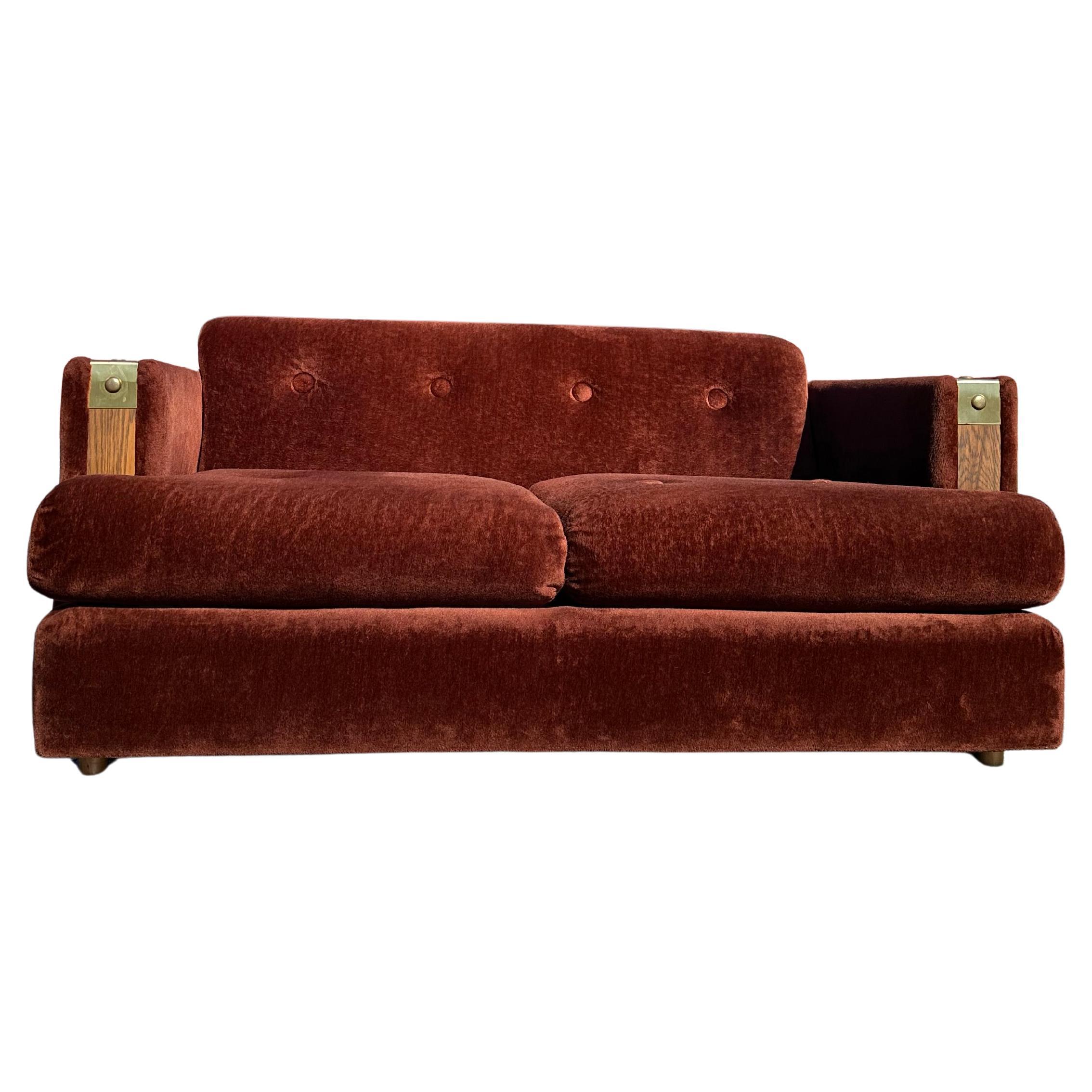 Loveseat de piel sintética marrón de los años 70 con adornos de roble