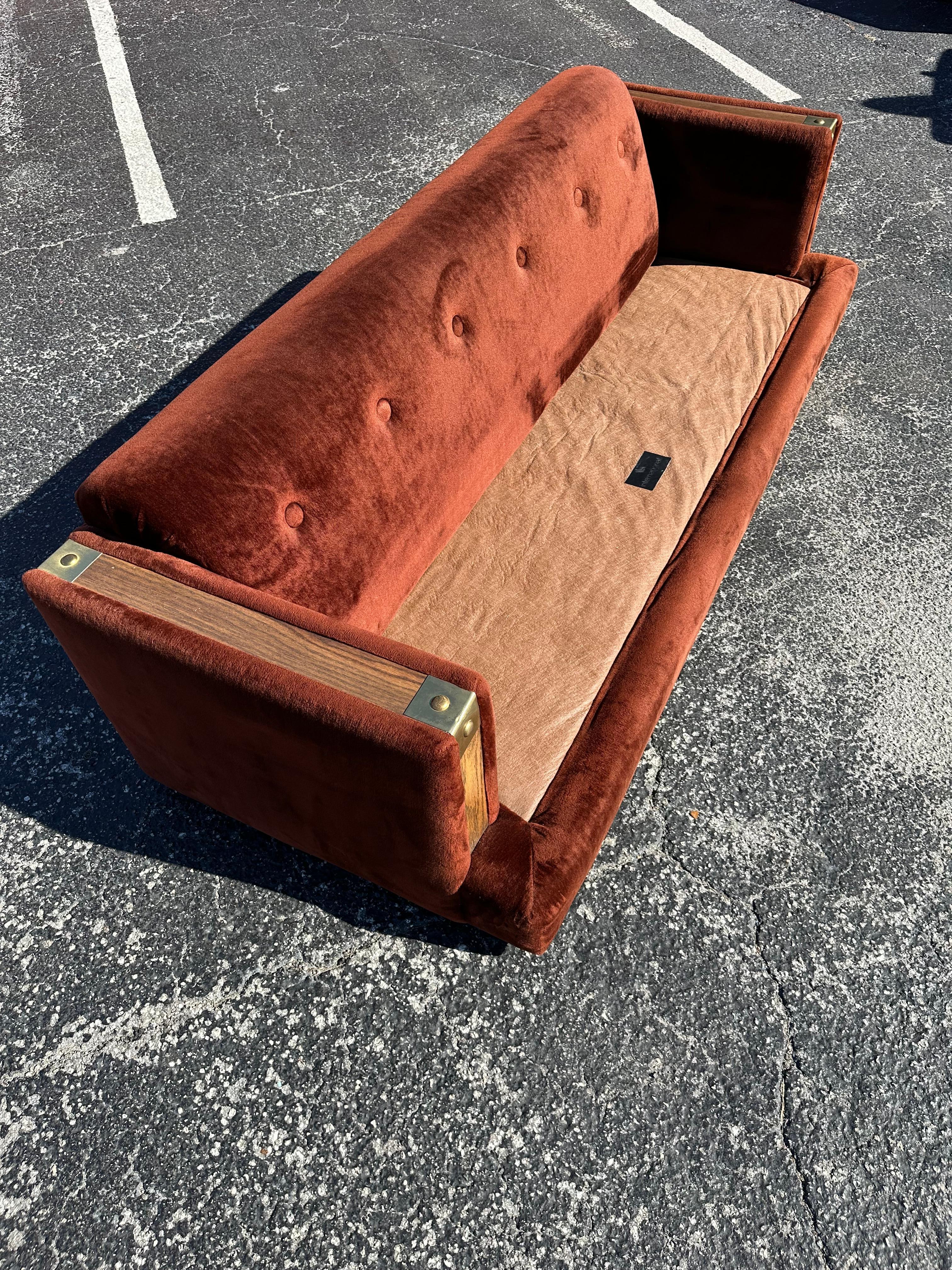 Sofá de piel sintética marrón de los años 70 con adornos de roble en venta 3