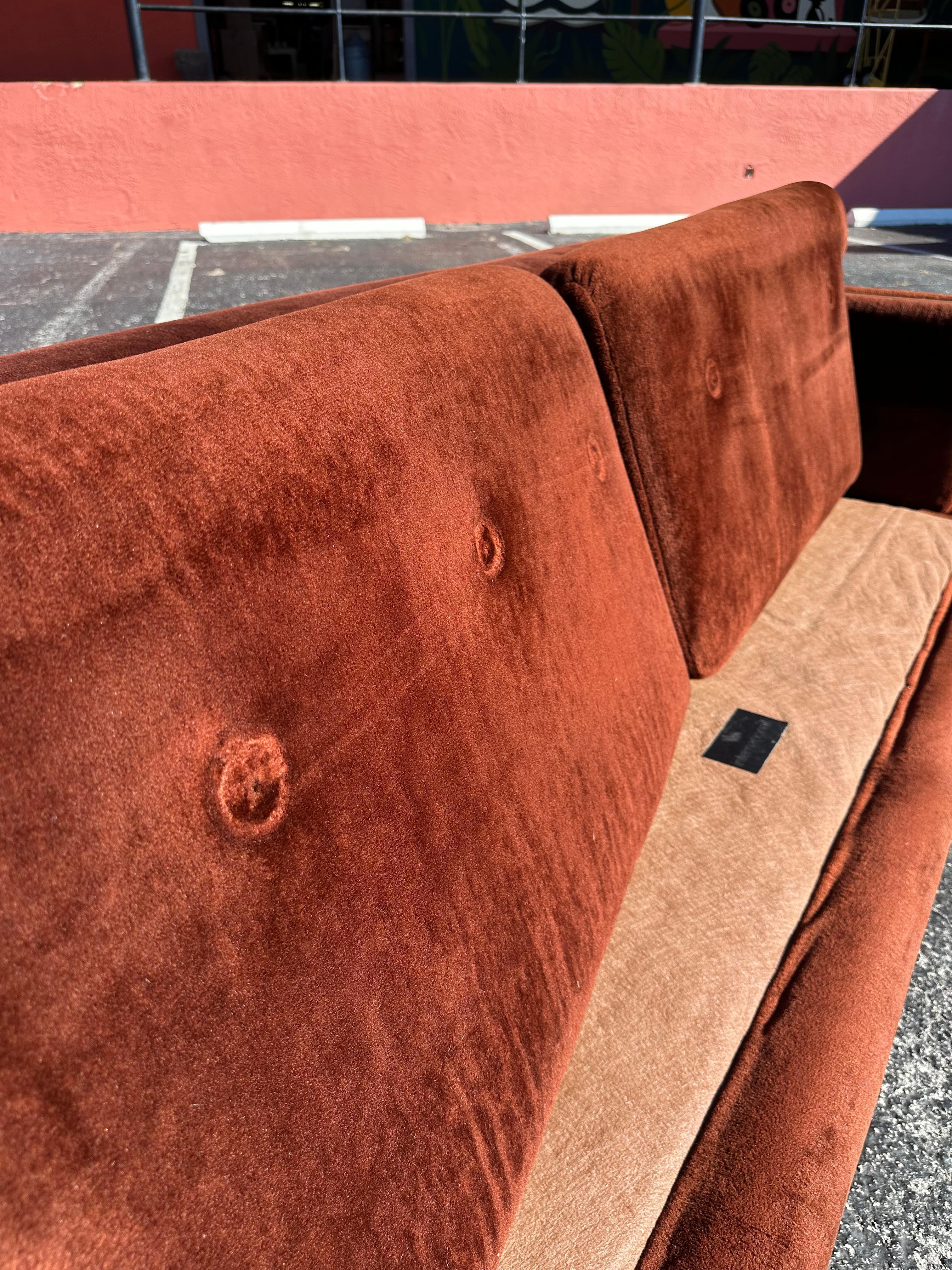 Sofá de piel sintética marrón de los años 70 con adornos de roble en venta 5