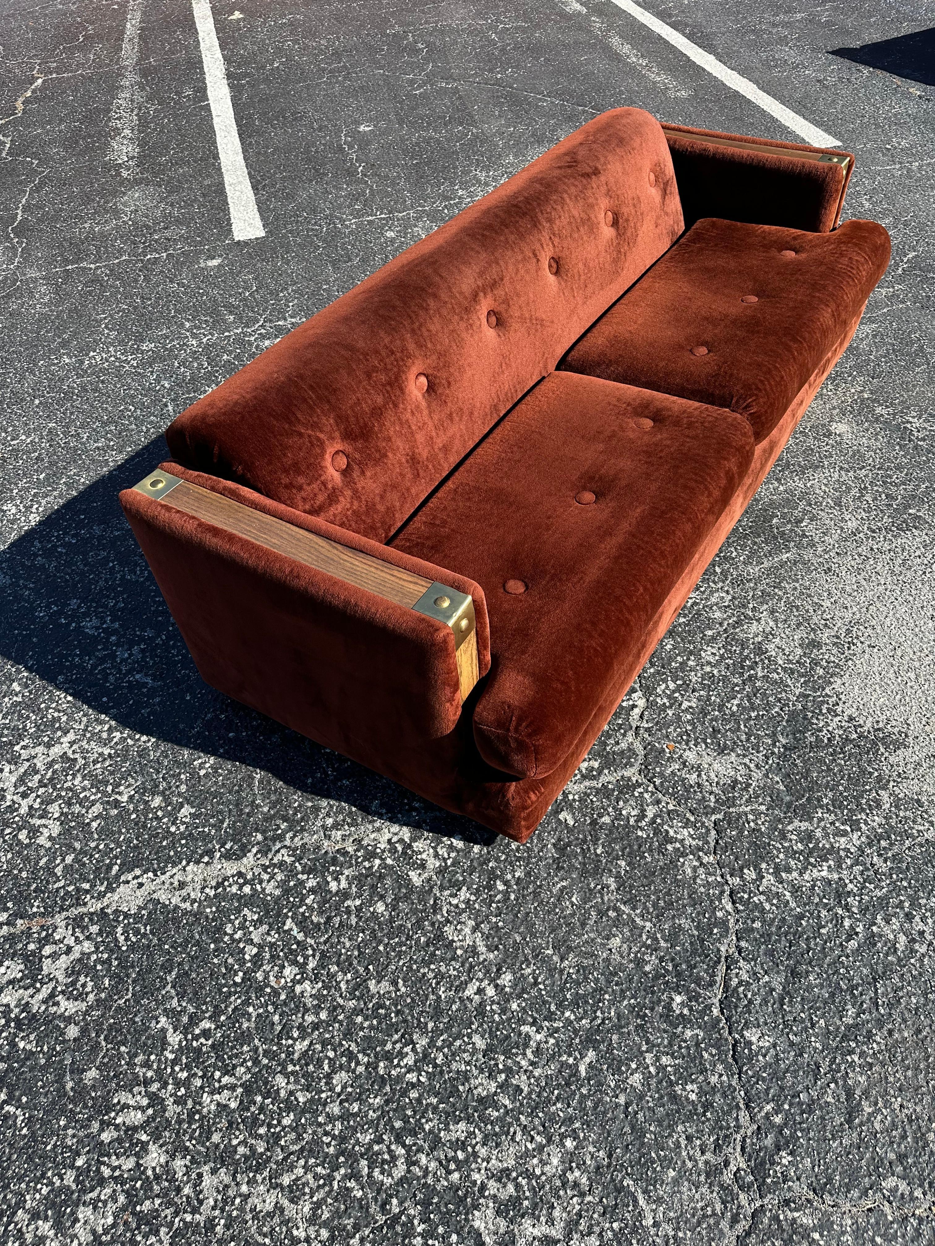 Sofá de piel sintética marrón de los años 70 con adornos de roble en Bueno estado para la venta en Lutz, FL