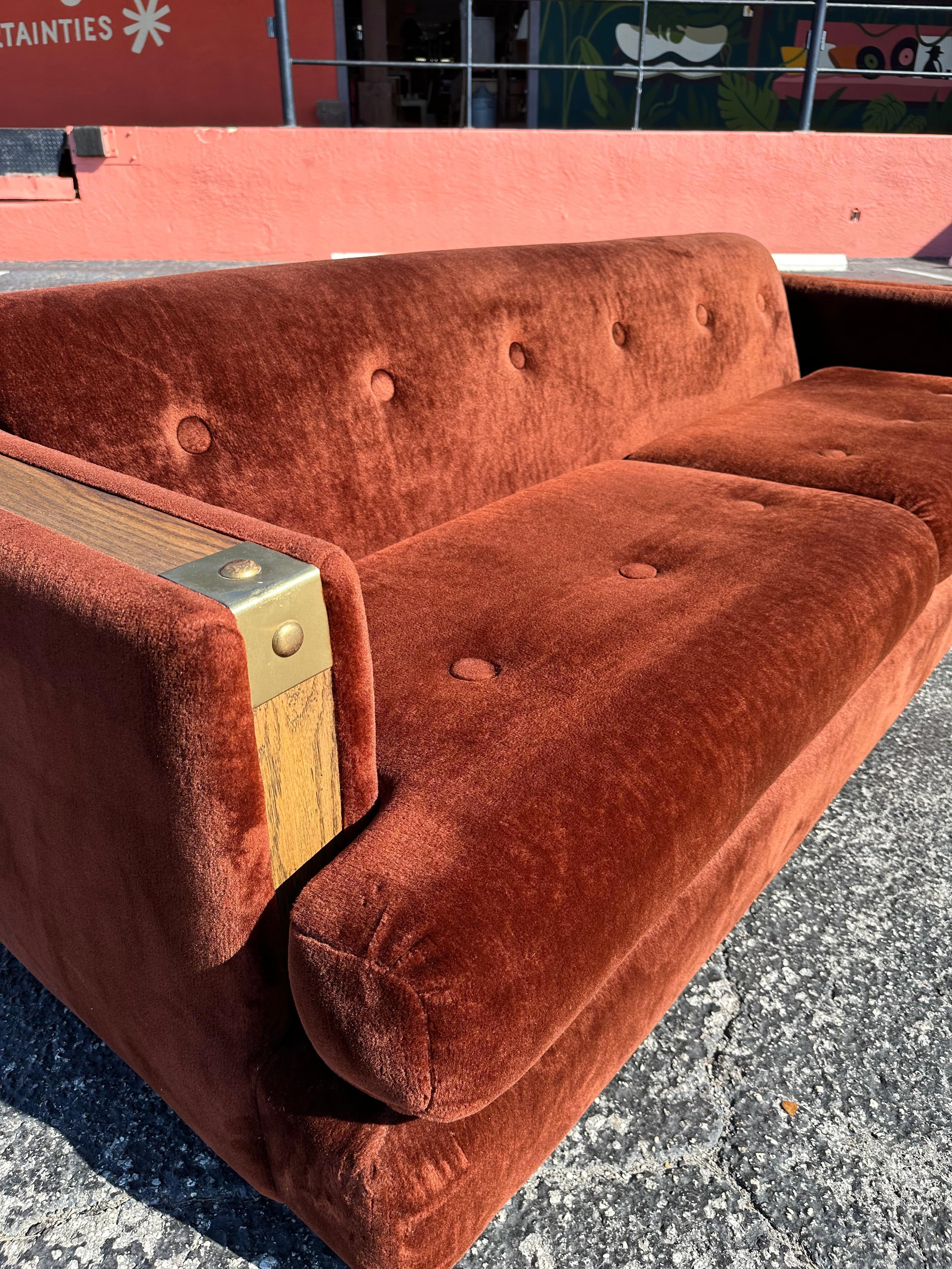 Sofá de piel sintética marrón de los años 70 con adornos de roble siglo XX en venta