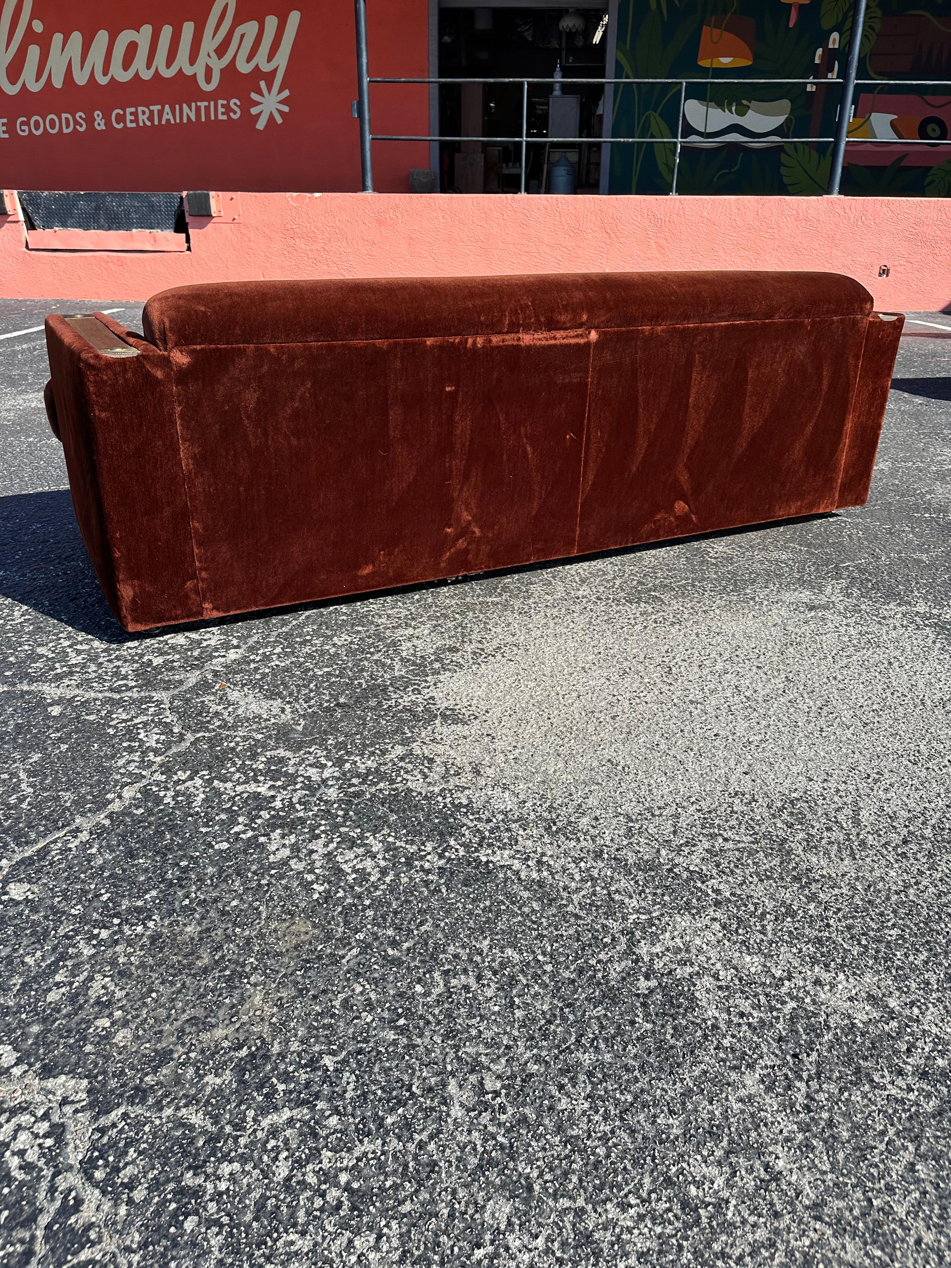 Sofá de piel sintética marrón de los años 70 con adornos de roble Latón en venta