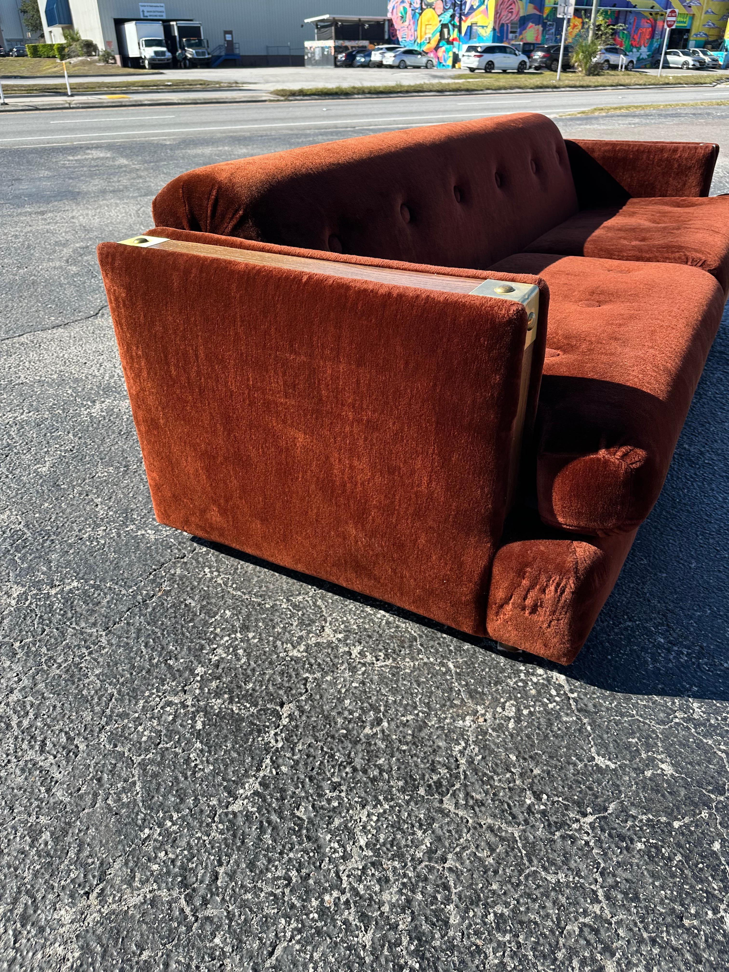 Sofá de piel sintética marrón de los años 70 con adornos de roble en venta 1