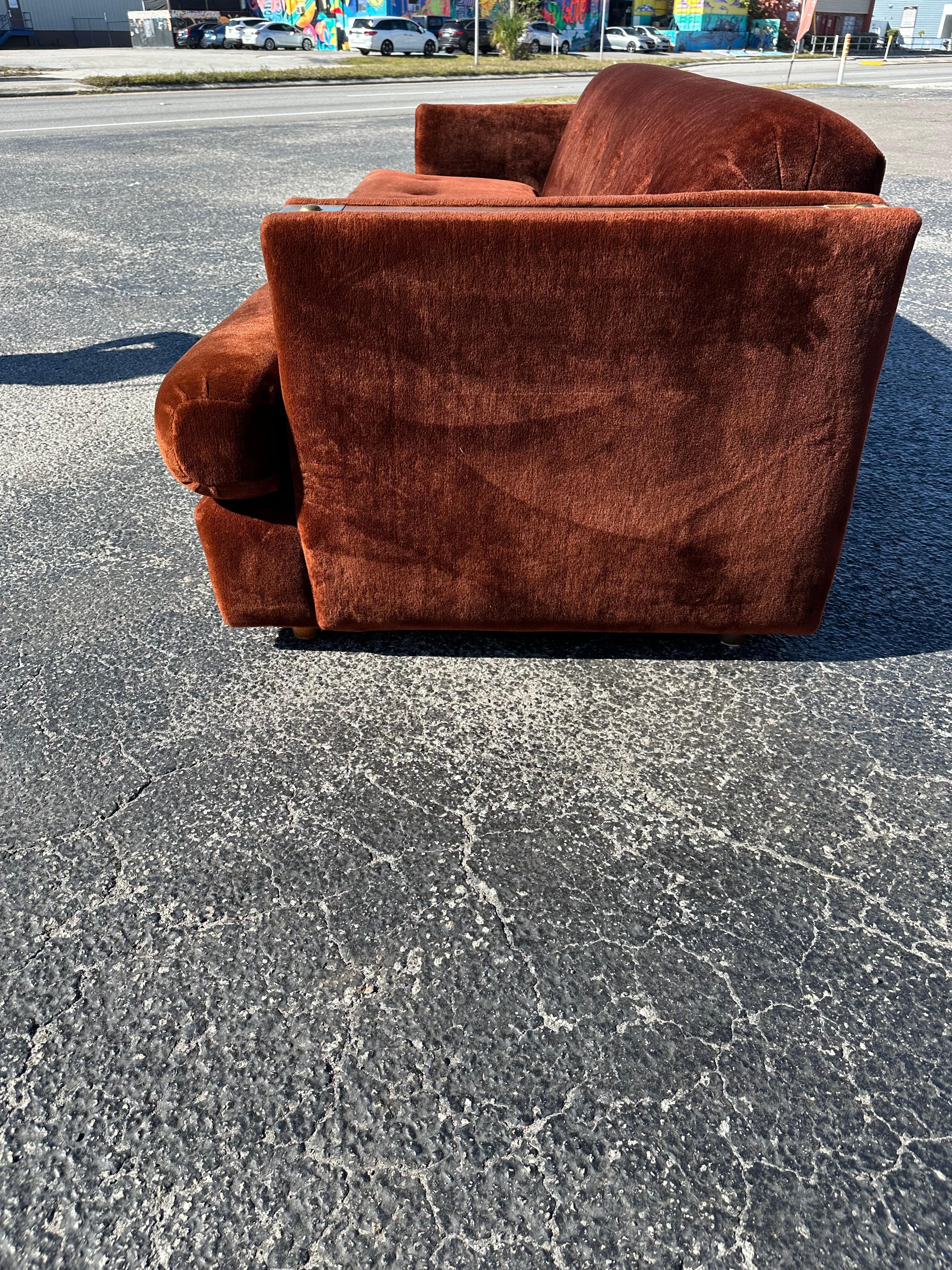 Sofá de piel sintética marrón de los años 70 con adornos de roble en venta 2