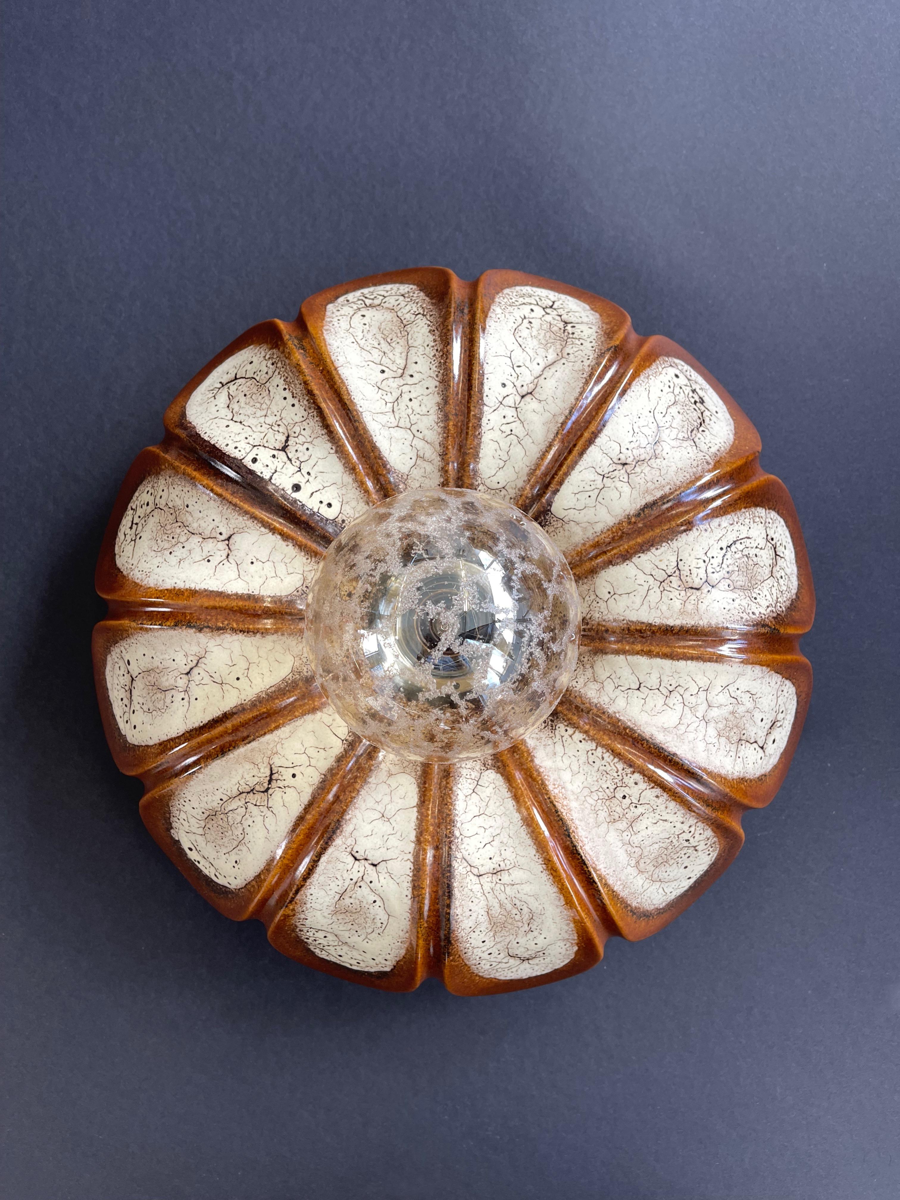 Fantastische Wandleuchte im kultigen deutschen Fat Lava-Keramikstil von Pan Keramik.
Das flippige Design einer Blume ist in klassischem 70er-Jahre-Braun und -Beige gehalten, wobei letzteres wie eine aufgesprungene 
frischer Lavastrom, der sich an
