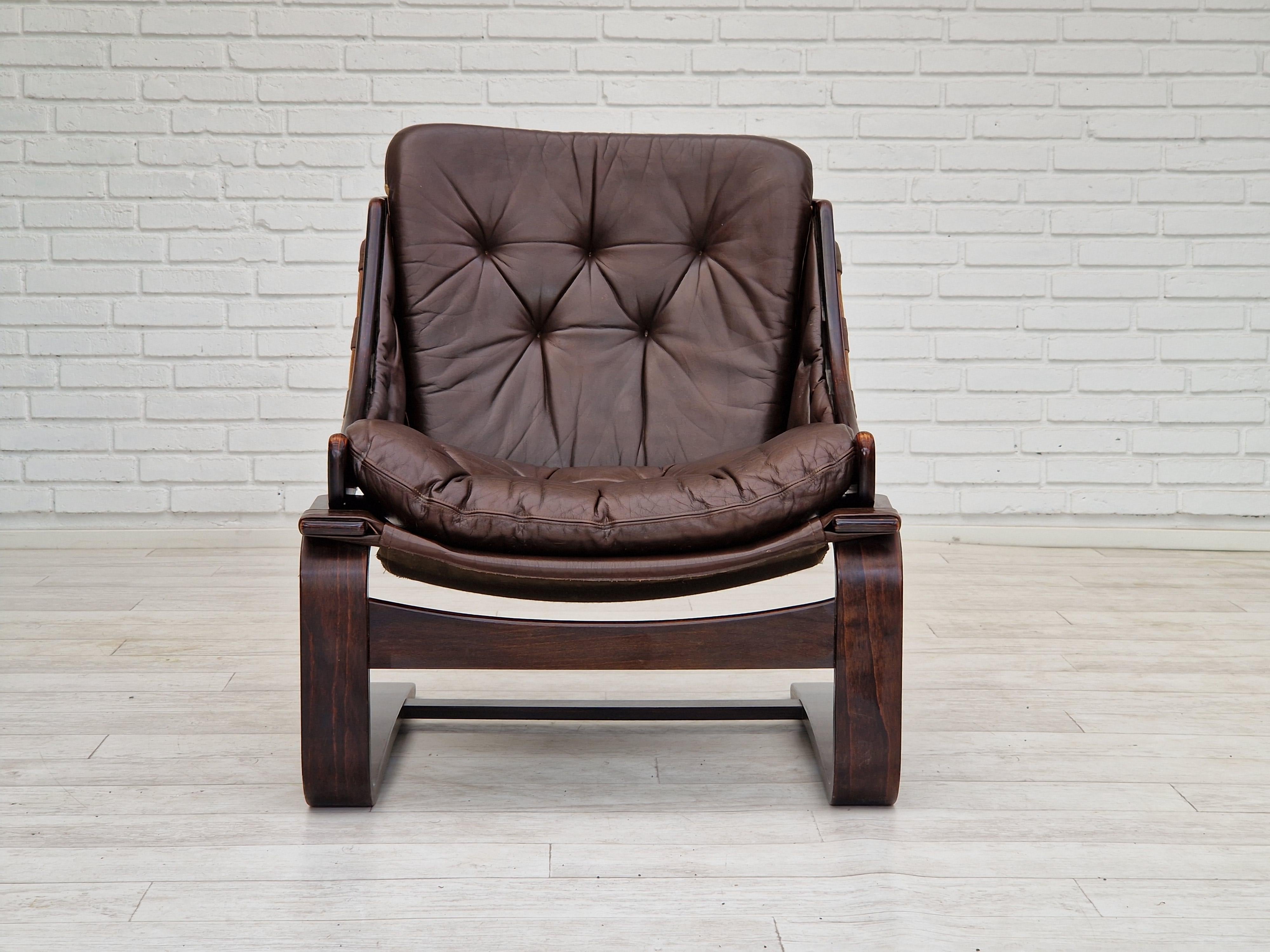 1970s, Brown leather lounge chair by Ake Fribytter for Nelo Sweden. Original very good condition: no smells and no stains. Loose cushions in brown leather, dark brown plywood, brown canvas fabric, natur leather straps.